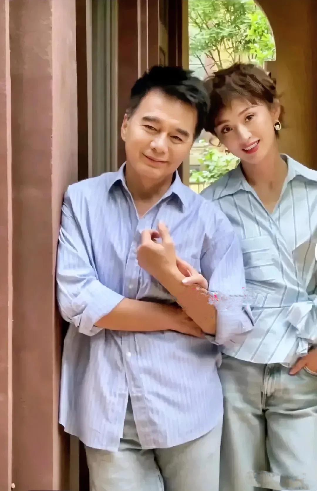 原来许亚军妻子是她,真的很漂亮,颜值不输何晴