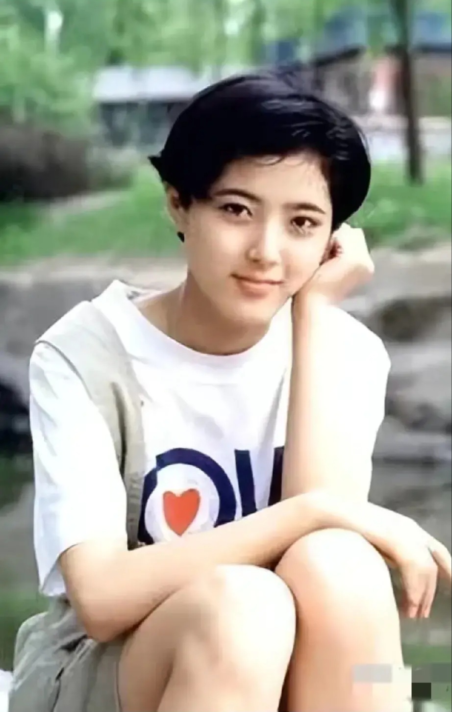 她和章子怡是在同一个班级的同学,是班上无可争议的班花.