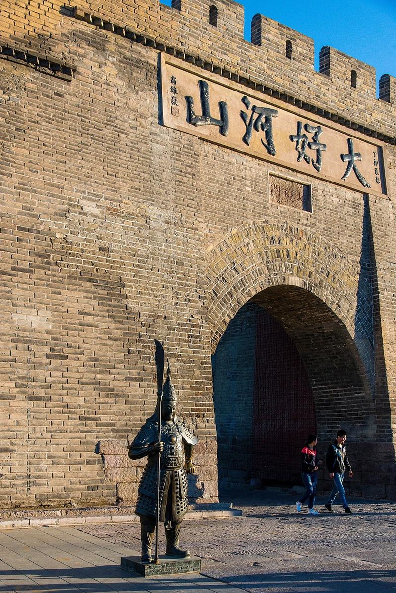 多安社稷清皇梦,大好河山督统痕. 坝岭殊方修胜地,边关重镇筑高轩