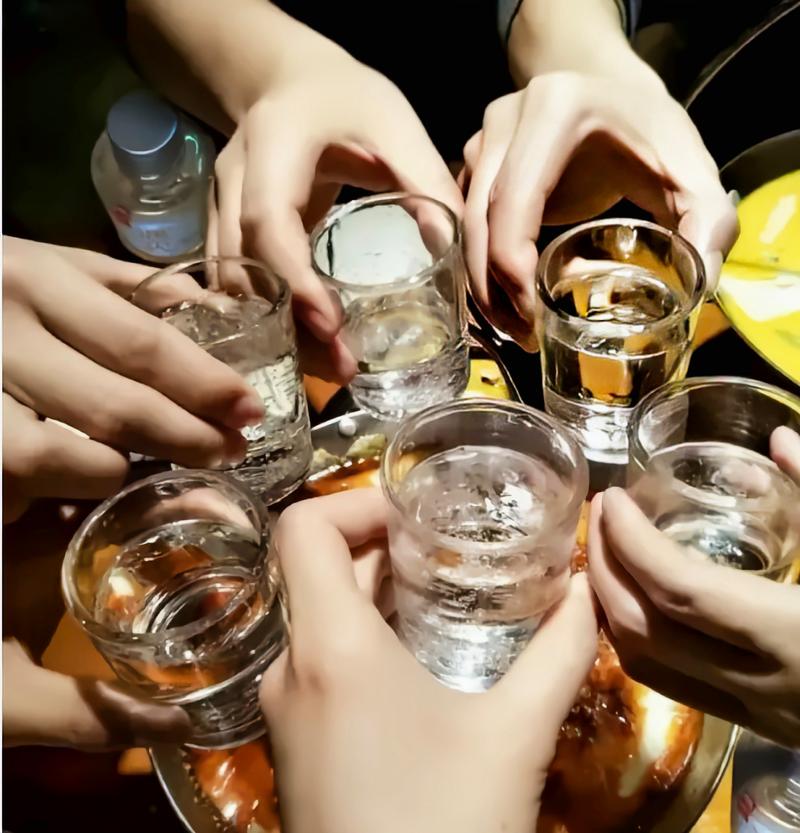 玉液清霄千载喜,琼浆碧汉一樽香. 梦飞笑里言随意,兴入歌中语恣狂