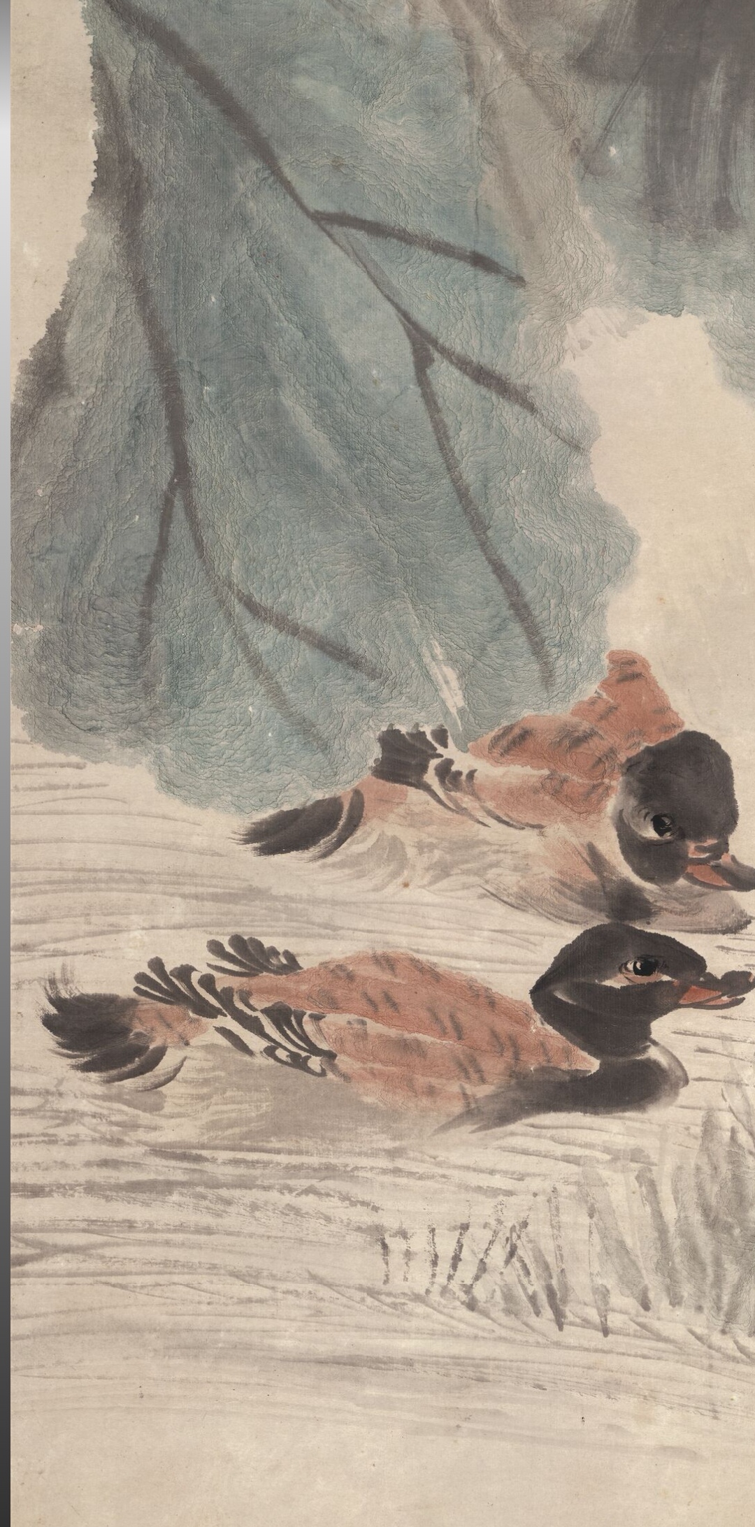 画中描绘了两枝荷花挺拔向上,在荷叶的映衬下,两只鸭子一前一后,悠然