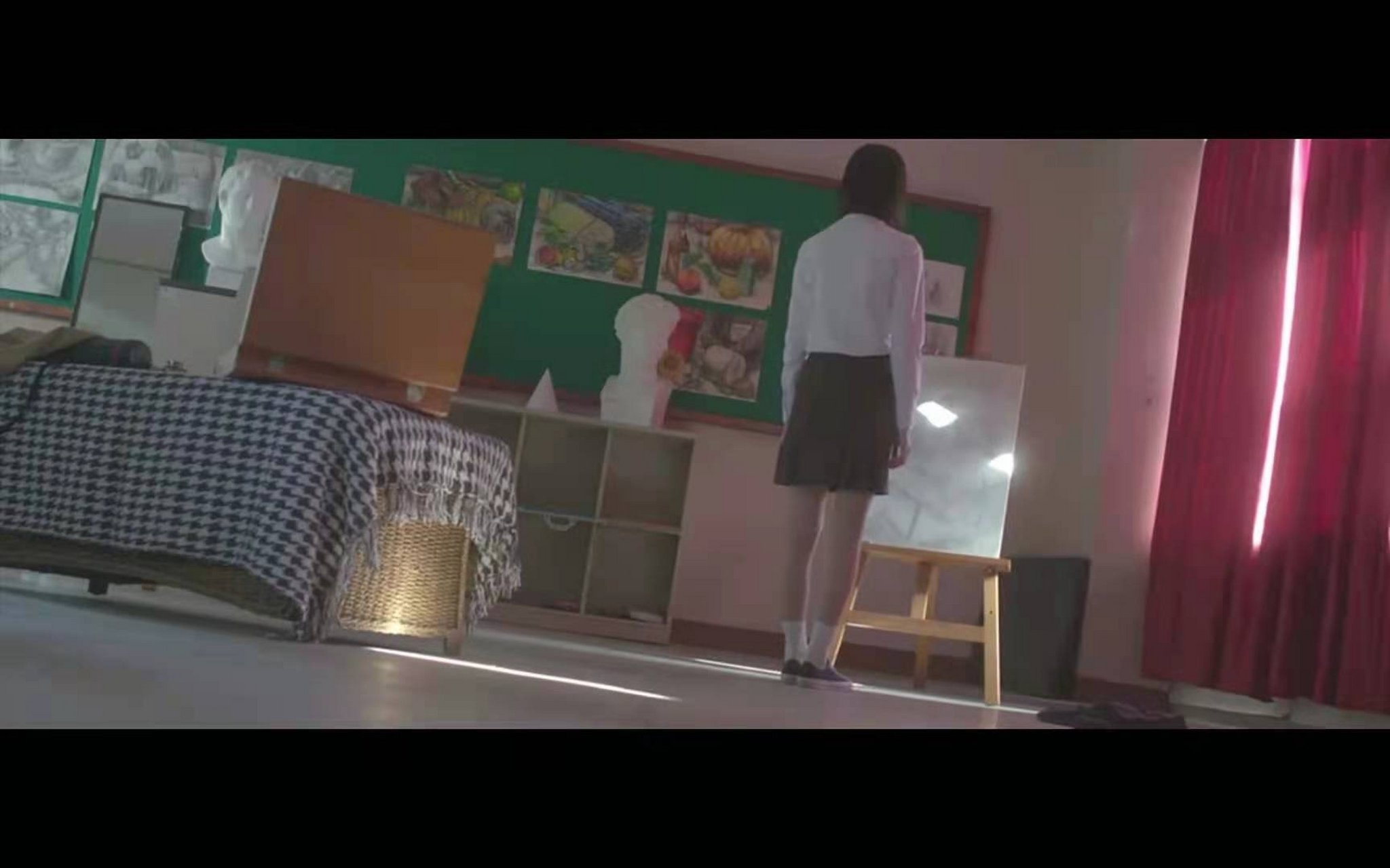 《禁闭鬼校》  尤拉被噩梦折磨,约中学时的好友出来唠一唠,却一同陷入