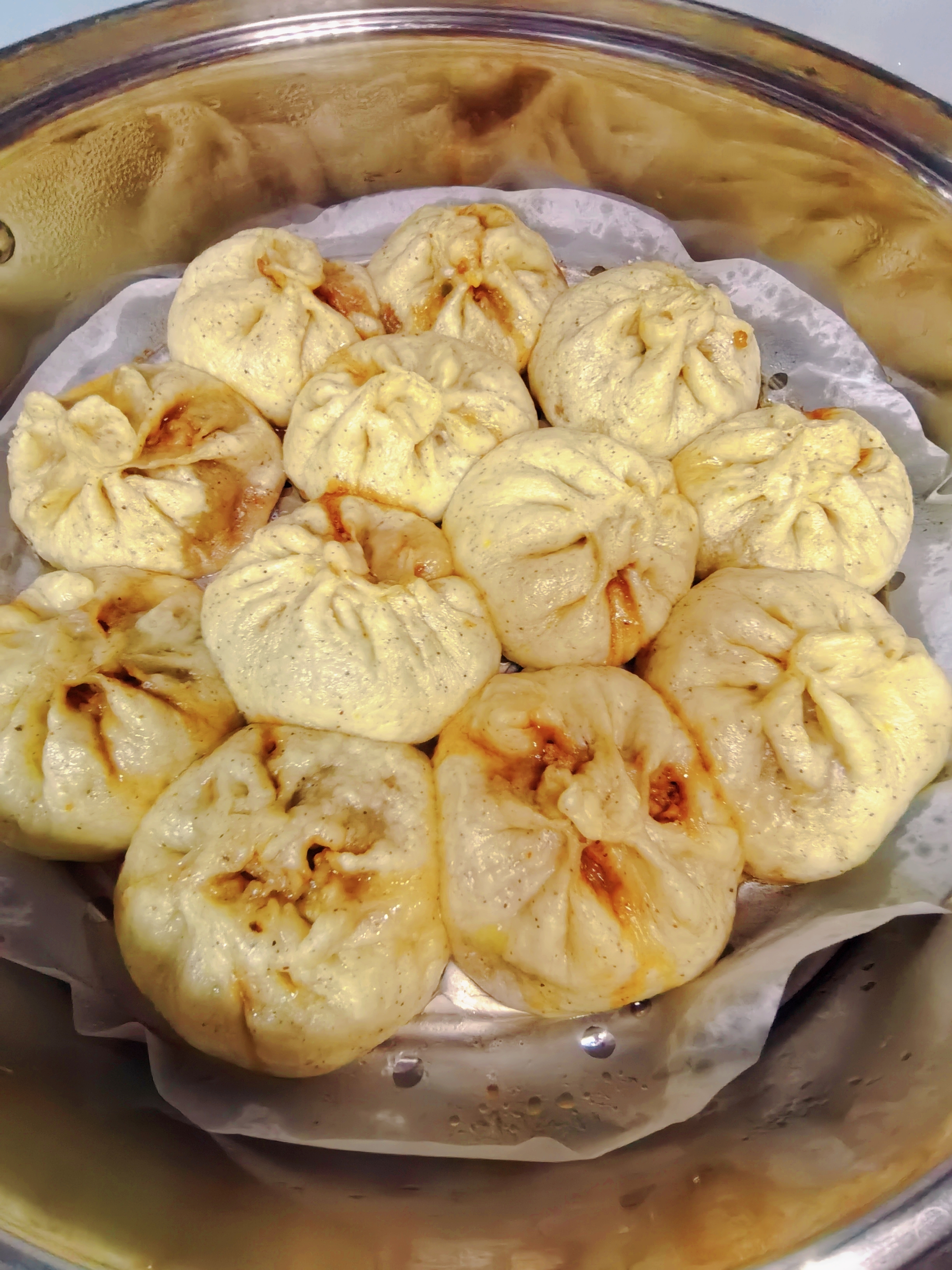 看了几个调包子馅的视频,今天按步骤试验:2斤半肉,2两香菇,2个鸡蛋