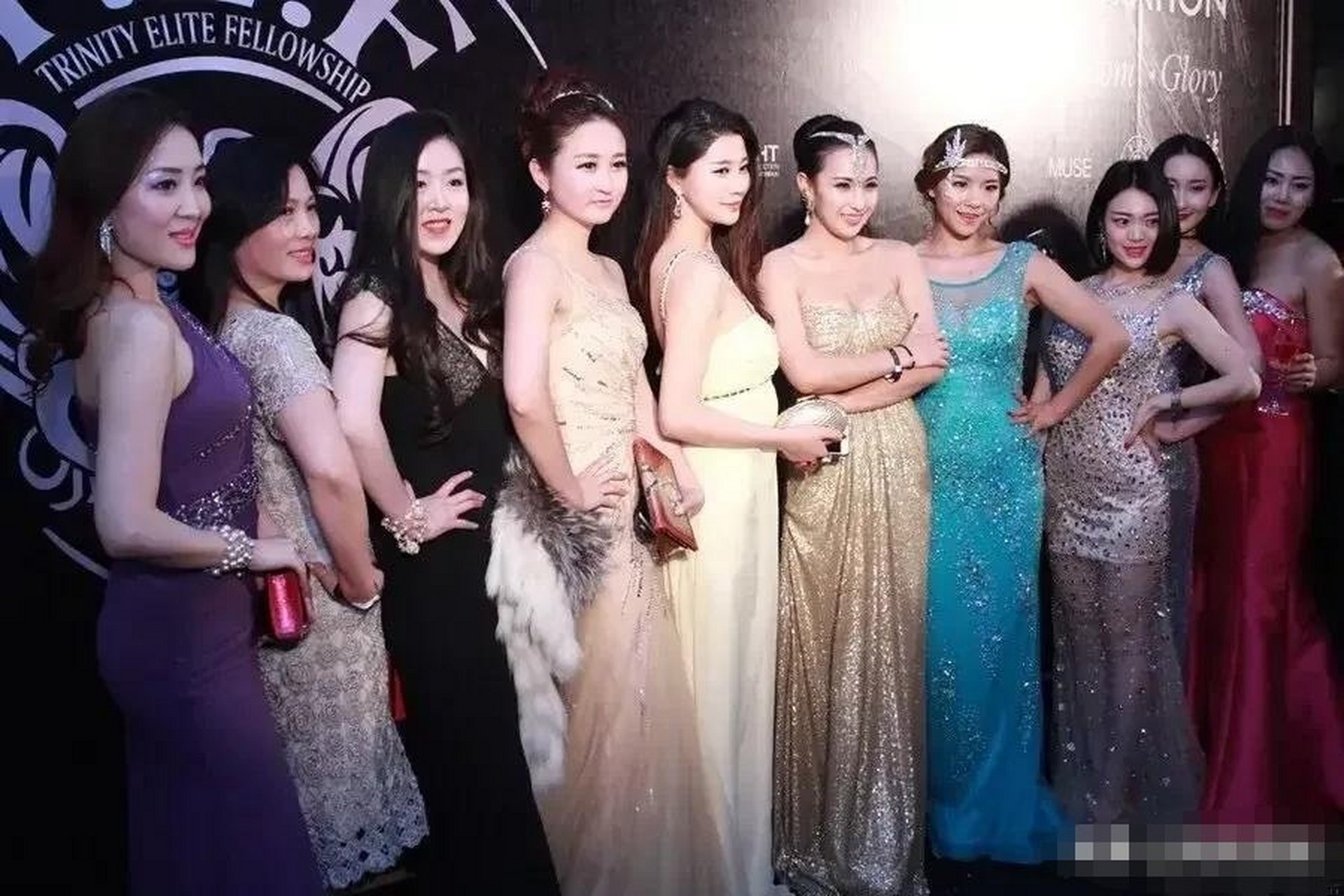 一个男人,花费500元,潜入上海名媛群,本想和富婆们畅聊奢侈品,分享