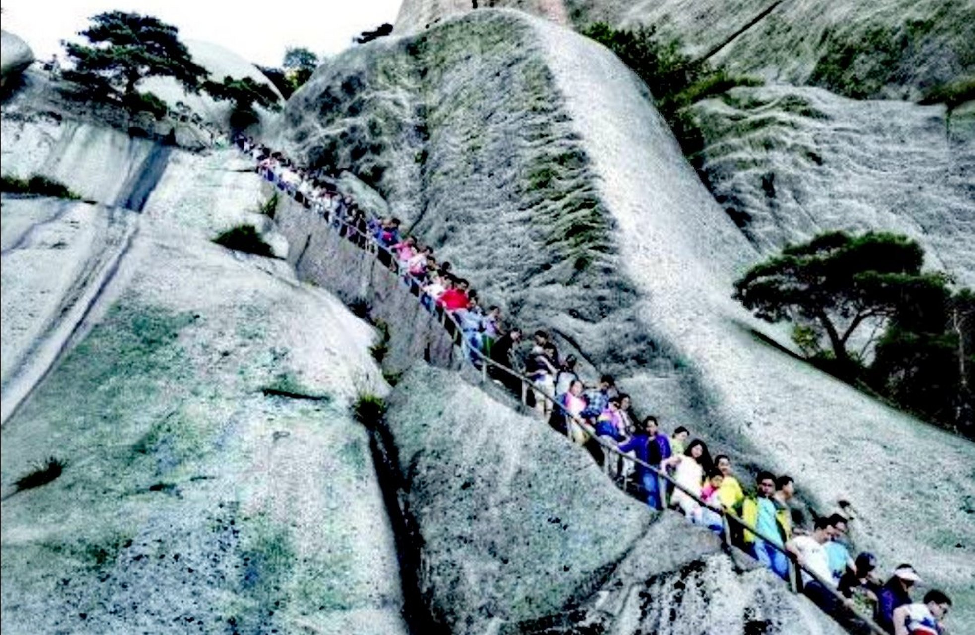 五绝 登百步云梯 文/范光永 凉风拂道弯,霜雪锁黄山.