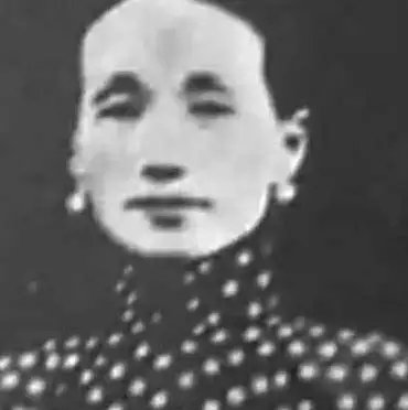 1922年,黄金荣告诉妻子林桂生:"我要娶露兰春,你交出正室之位和家里的