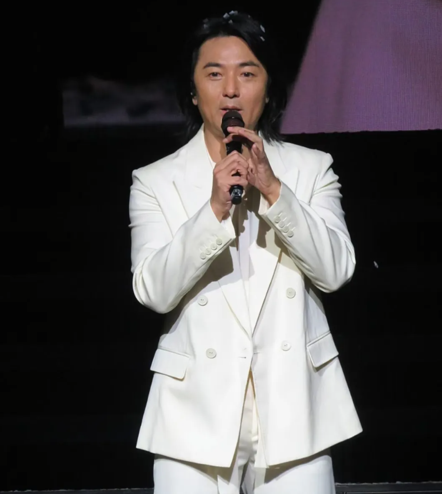 对于更多男性朋友们而言,"陈浩南" 时期的郑伊健才是他们心中最帅的