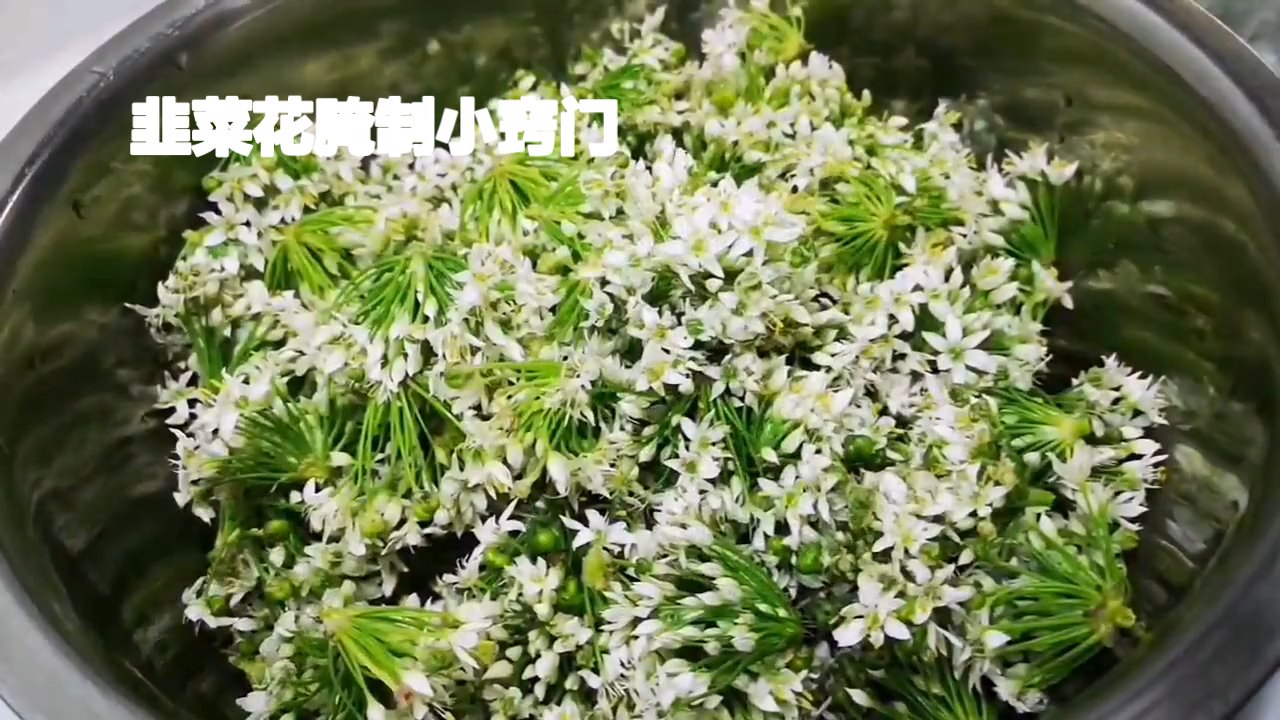 腌制韭菜花:与手把肉的完美邂逅   在墨绿的海洋中,韭菜花宛如繁星