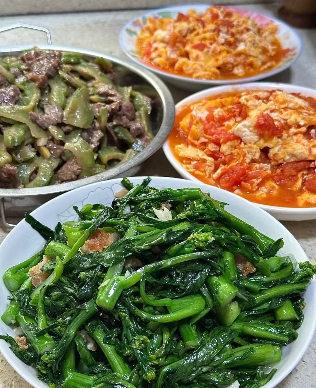 每道菜都冒着热气,连米饭都闪着油光.果然最治愈的永远