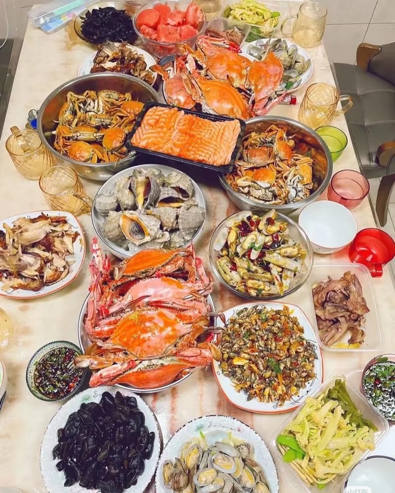哇塞,今晚的午餐真是太丰盛了,光是海鲜就摆满了一桌,看着就流口水,迫