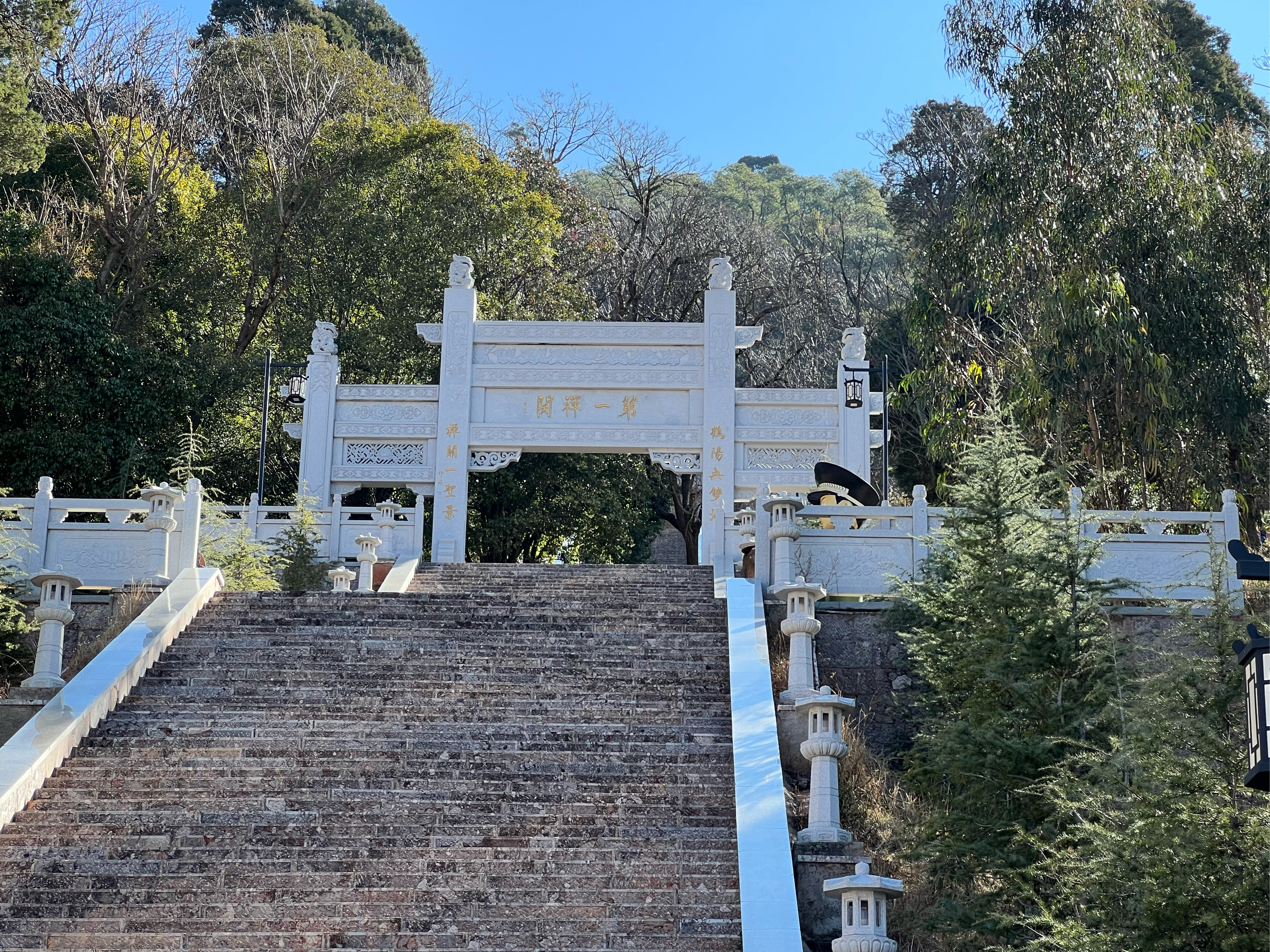 鹤庆龙华山寺庙图片