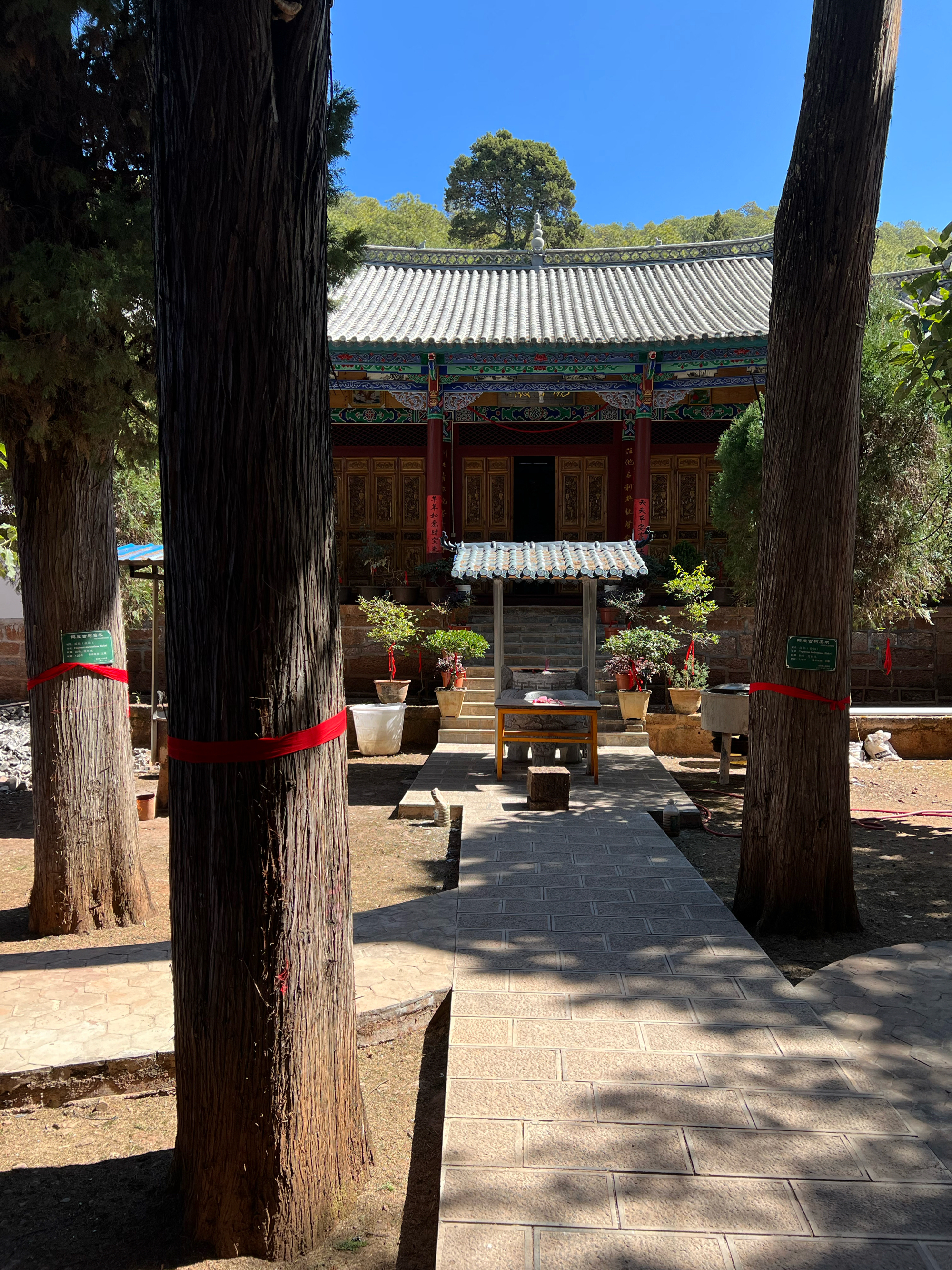 鹤庆龙华山寺庙图片