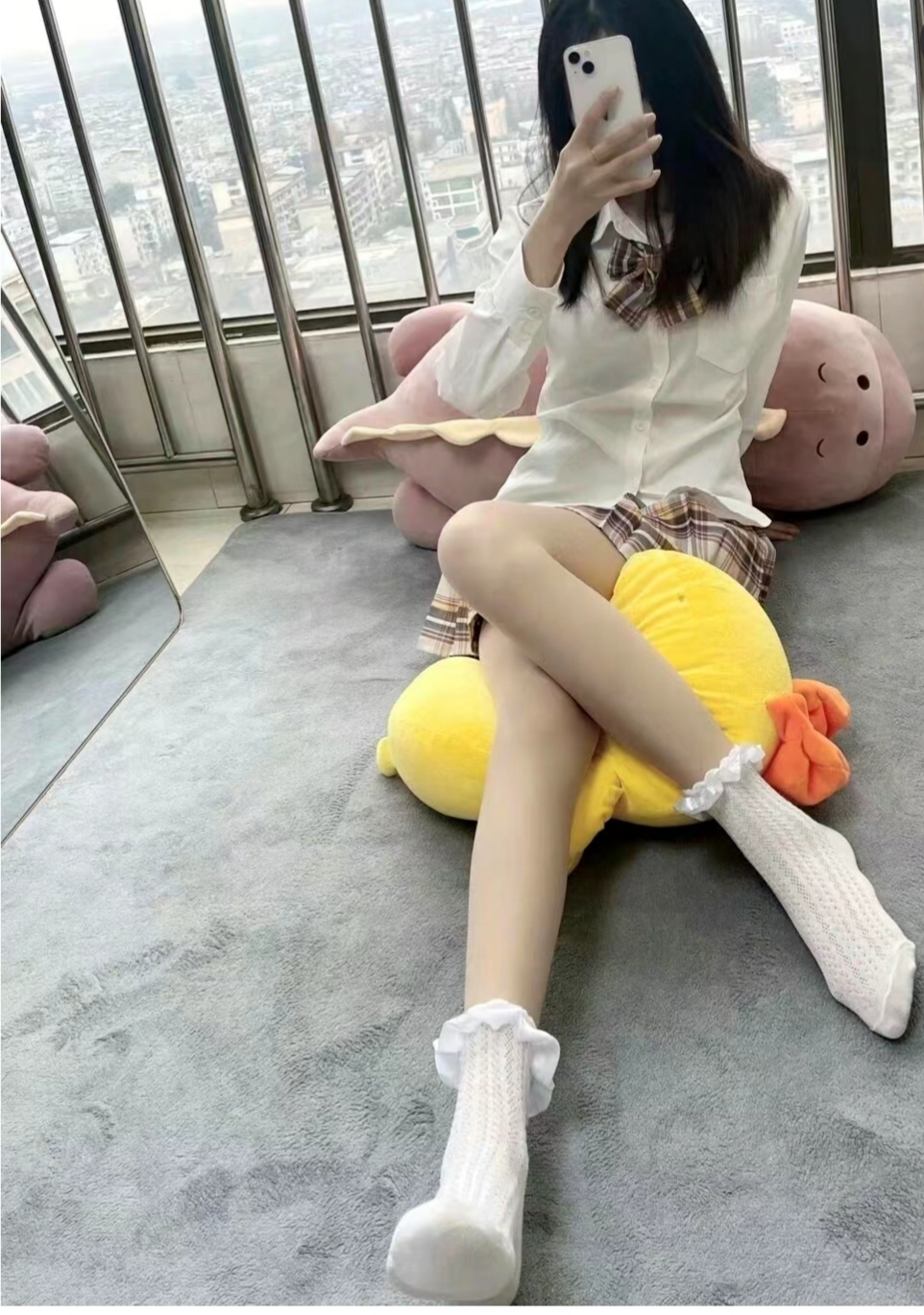 看这个小姐姐,她穿着格子裙和白色长袜,双腿交叉得好优雅哦!