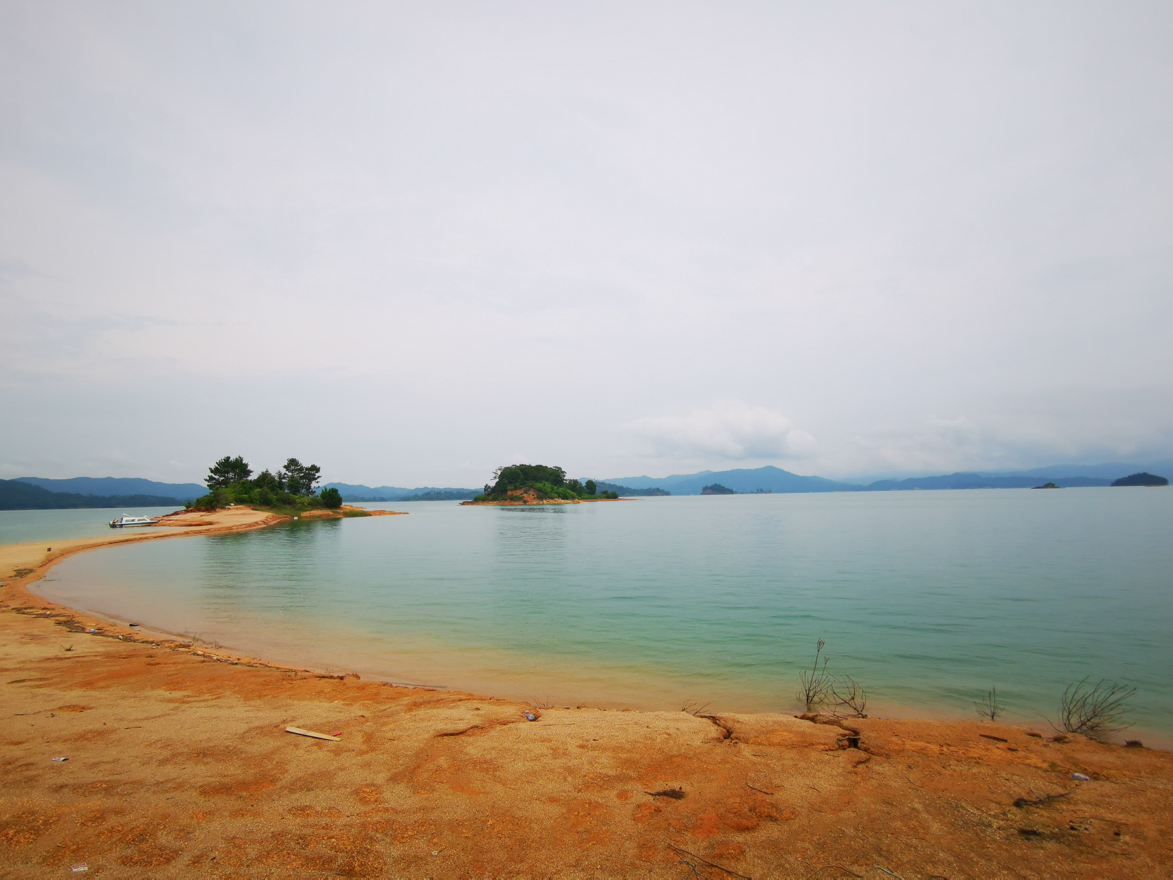 万绿湖,位于河源,原称"新丰江水库",湖面广阔(面积三百多平方公里)