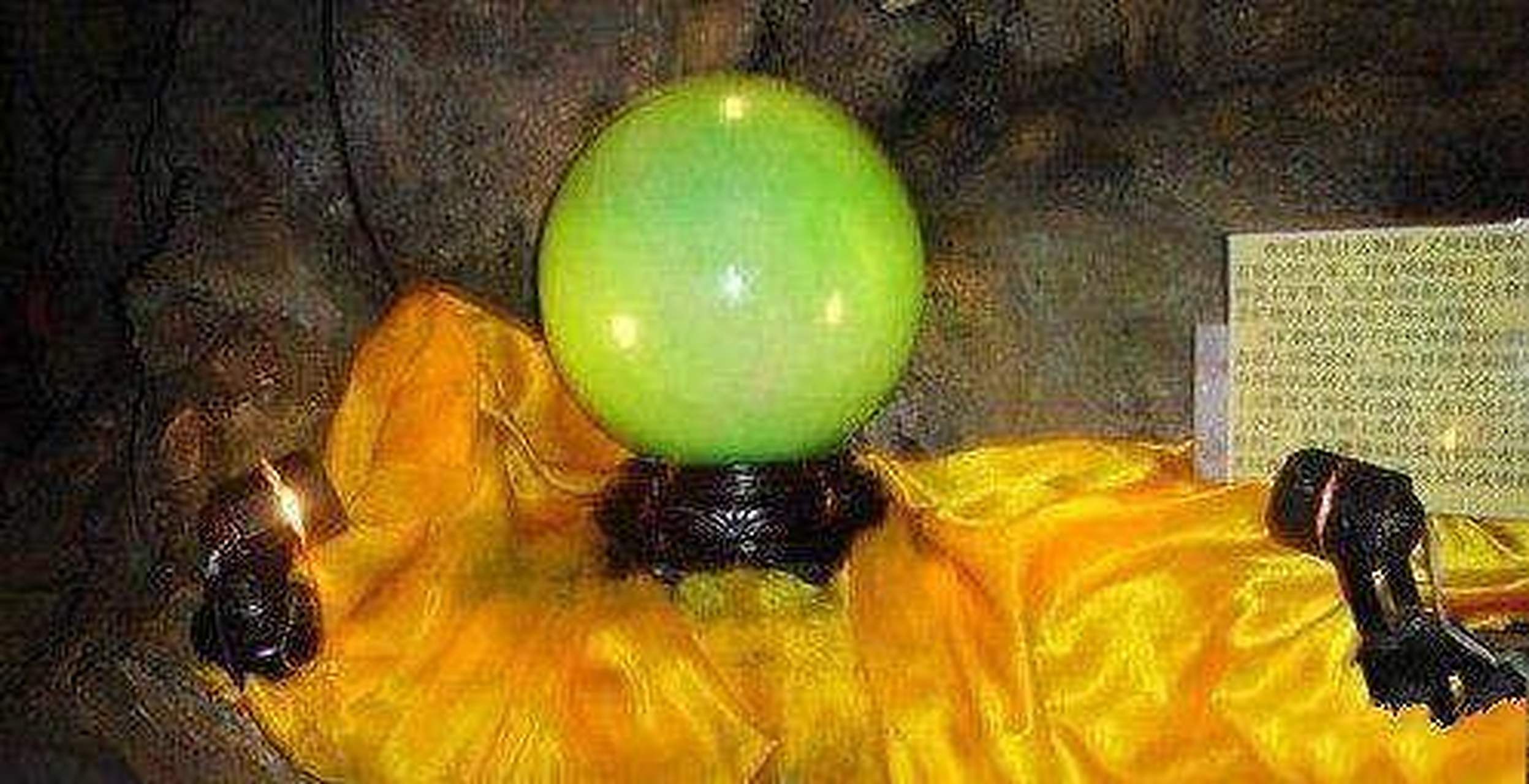 慈禧夜明珠是一颗历史悠久的宝物,被认为是中国清朝时期的珍宝之一.