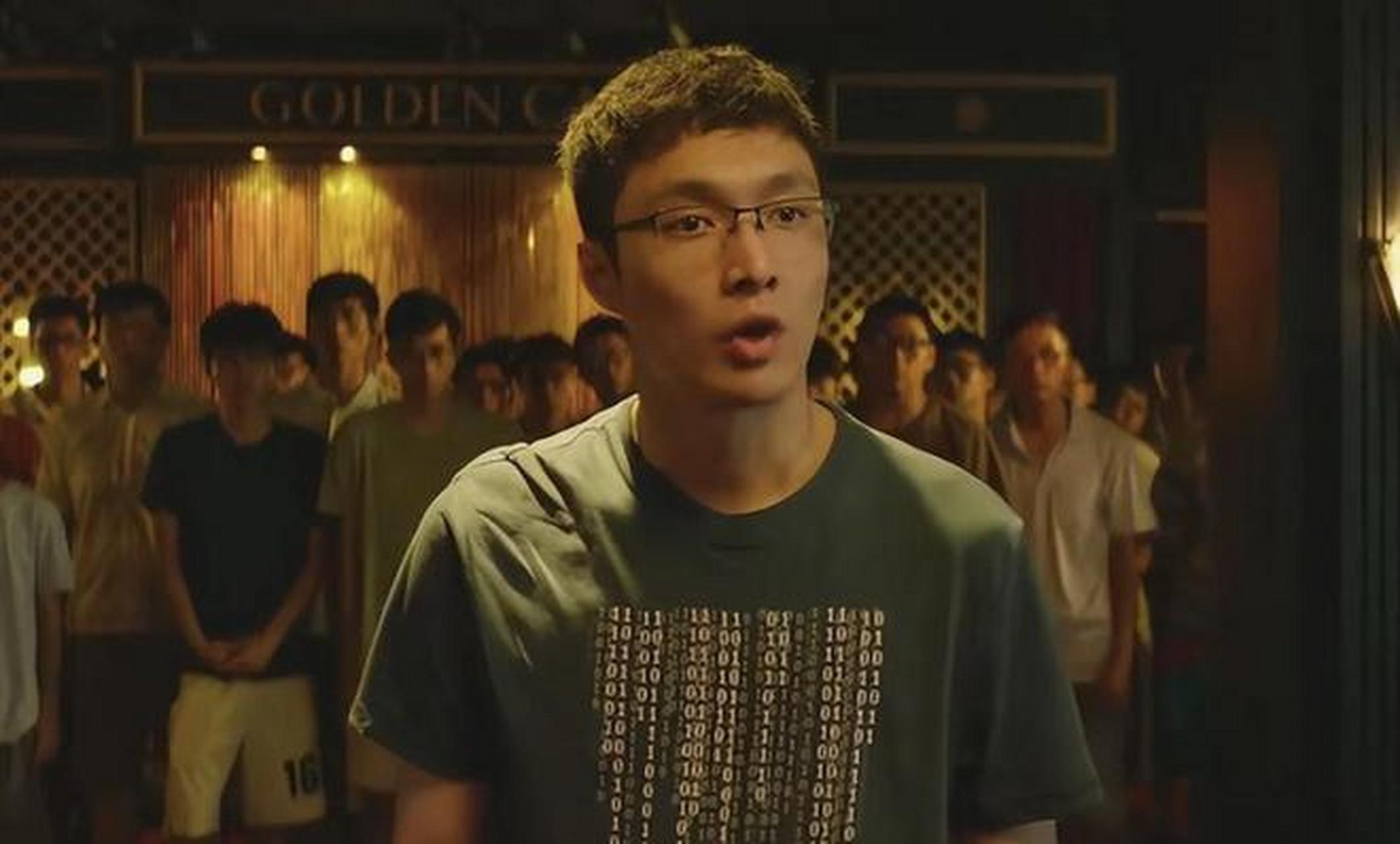 《孤注一掷》中说,人有两颗心,一颗贪心,一颗不甘心,所以"天上掉馅饼