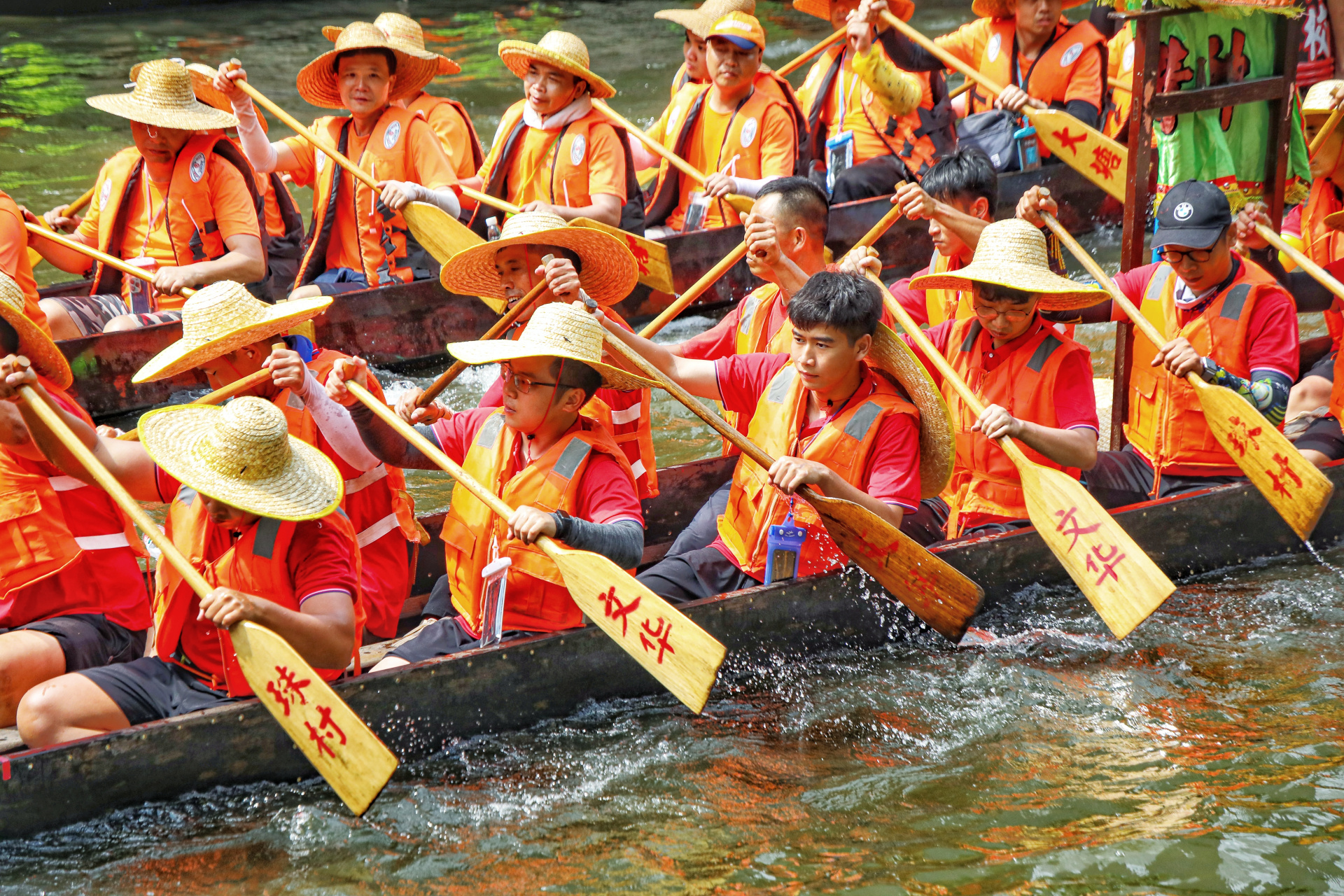 最适合端午的运动是什么,肯定是划龙舟了,在广州除了激烈的龙舟比赛