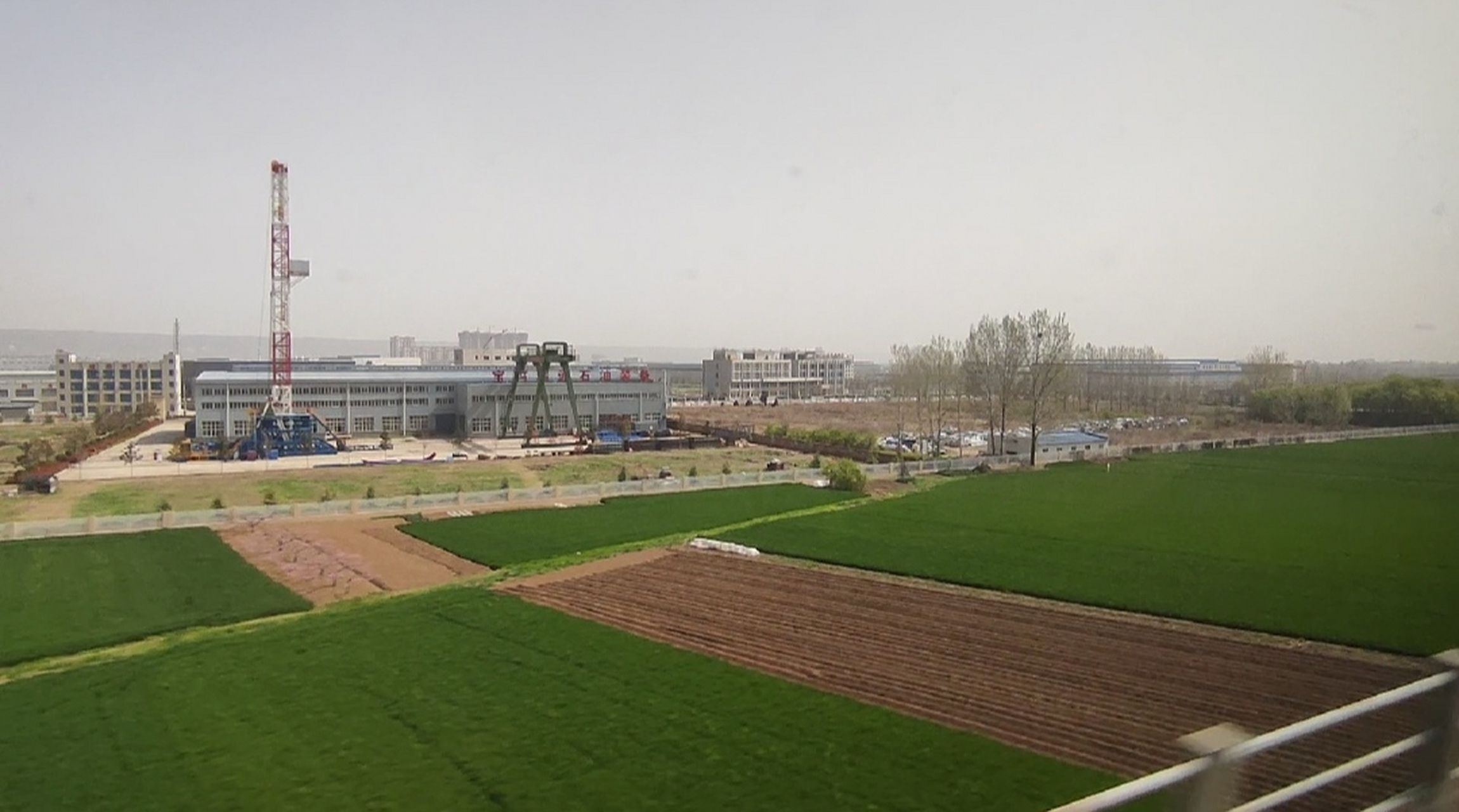 从兰州西站坐g642次动车去往西安,沿途风景十分壮美,从黄土高原到关中