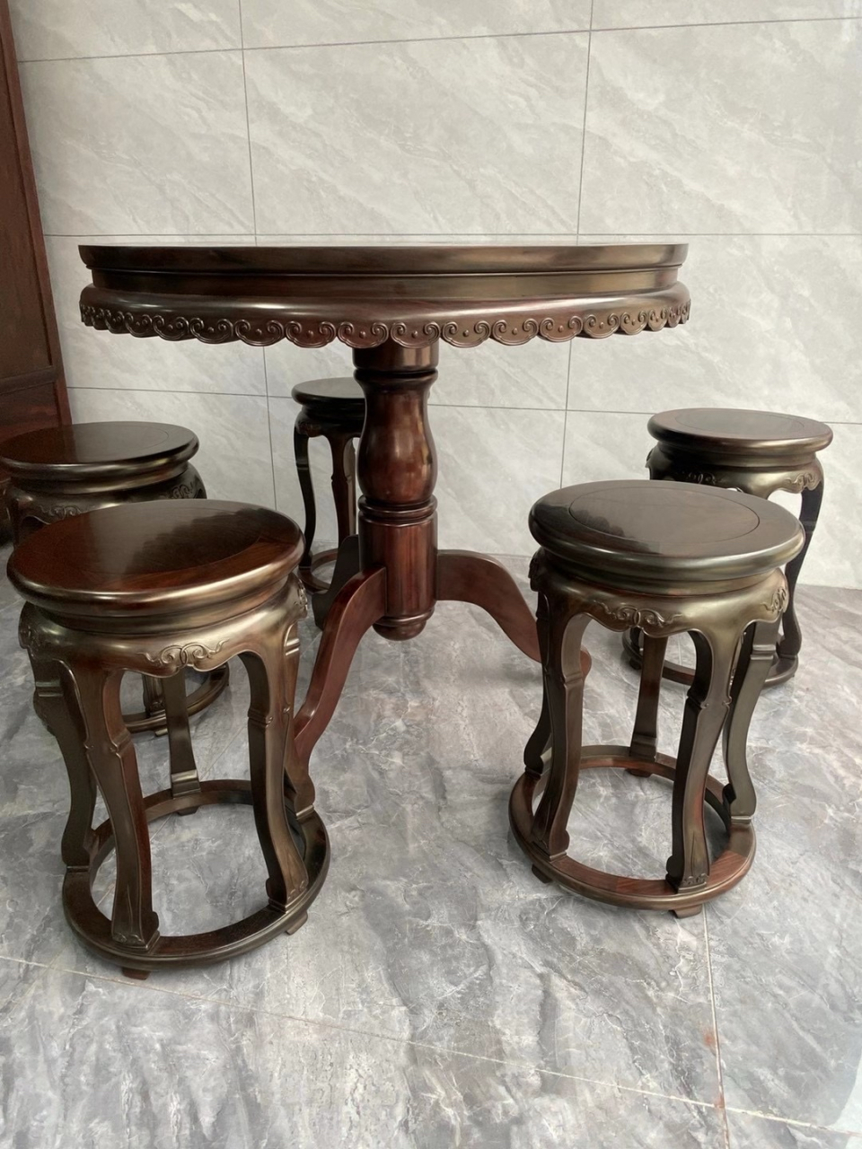 红木圆桌也称百灵台,相传因为宝物都有灵气,古代帝王,皇帝在后院休息