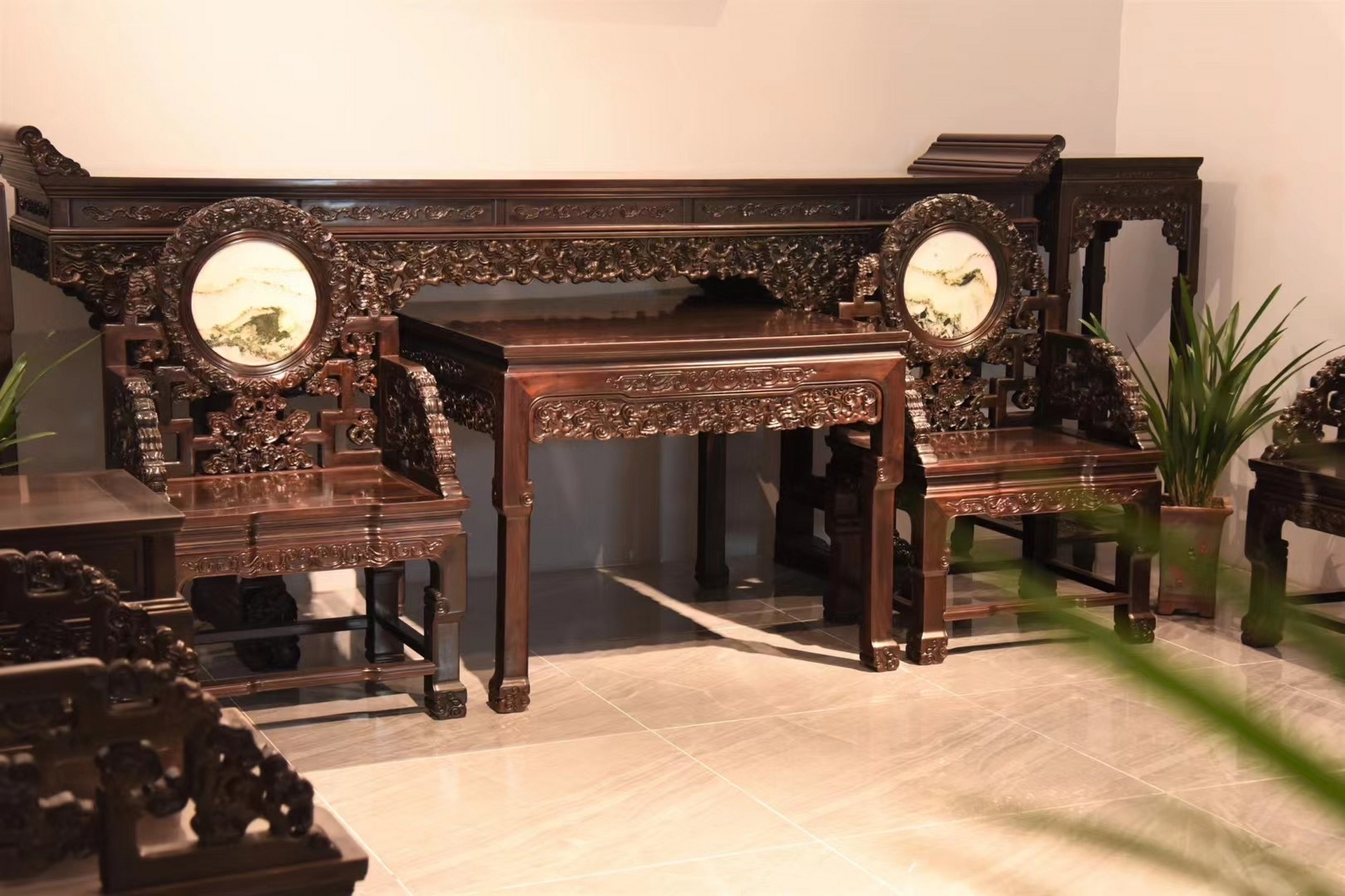 老挝灵芝中堂家具应该是红木中最有文化底蕴的一件家具,它的材质是