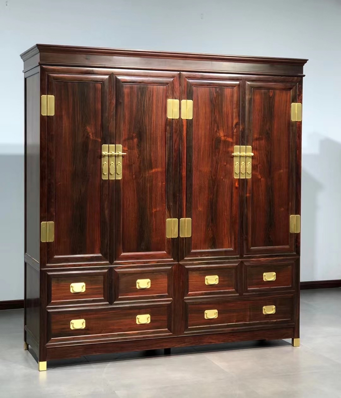 明式衣柜,整体尺寸:宽192/深58/210高,柜门独板,大红酸枝老料,无拼补.