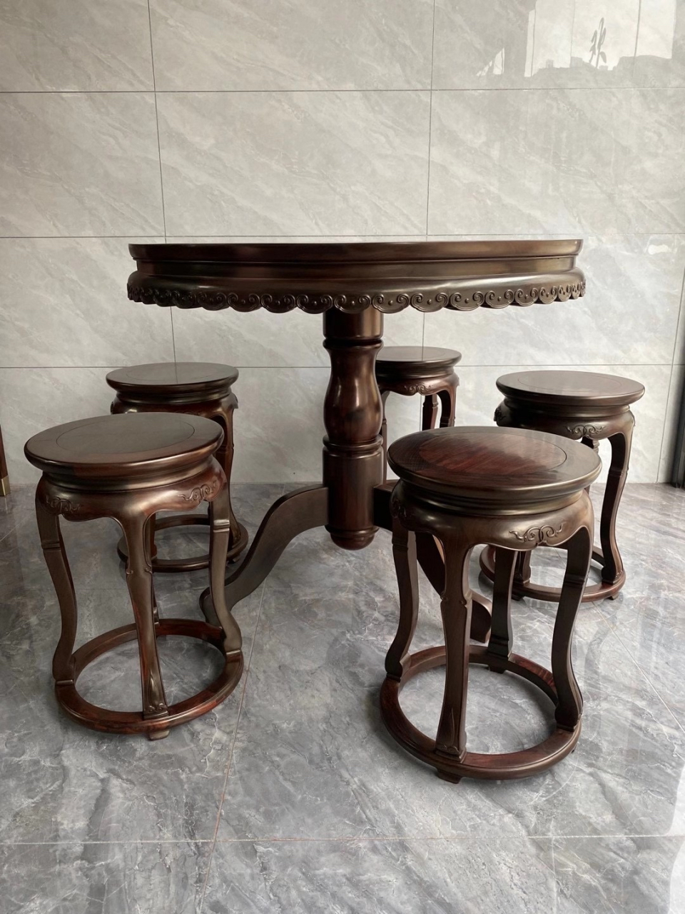 红木圆桌也称百灵台,相传因为宝物都有灵气,古代帝王,皇帝在后院休息