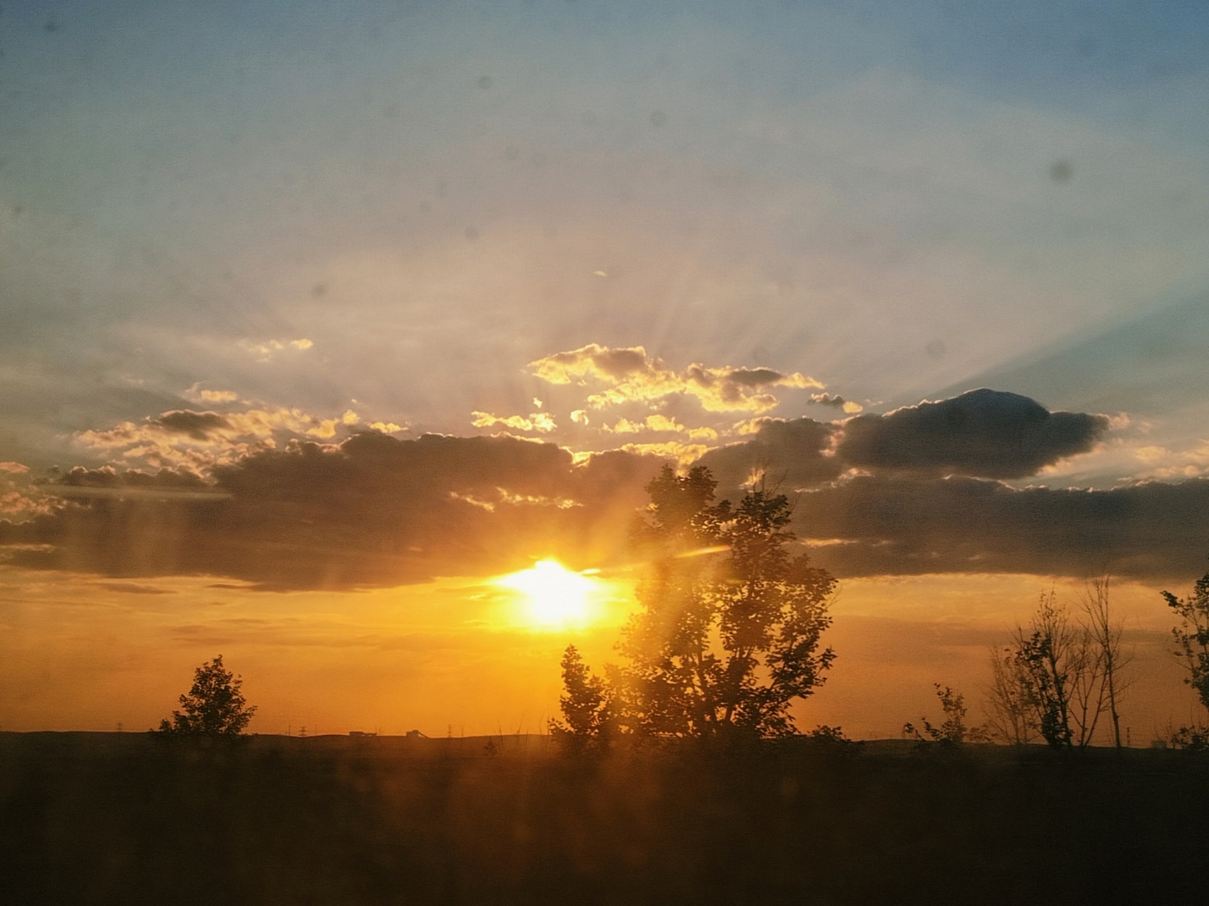 朝阳升起,阳光洒满大地,带来新的一天的希望.