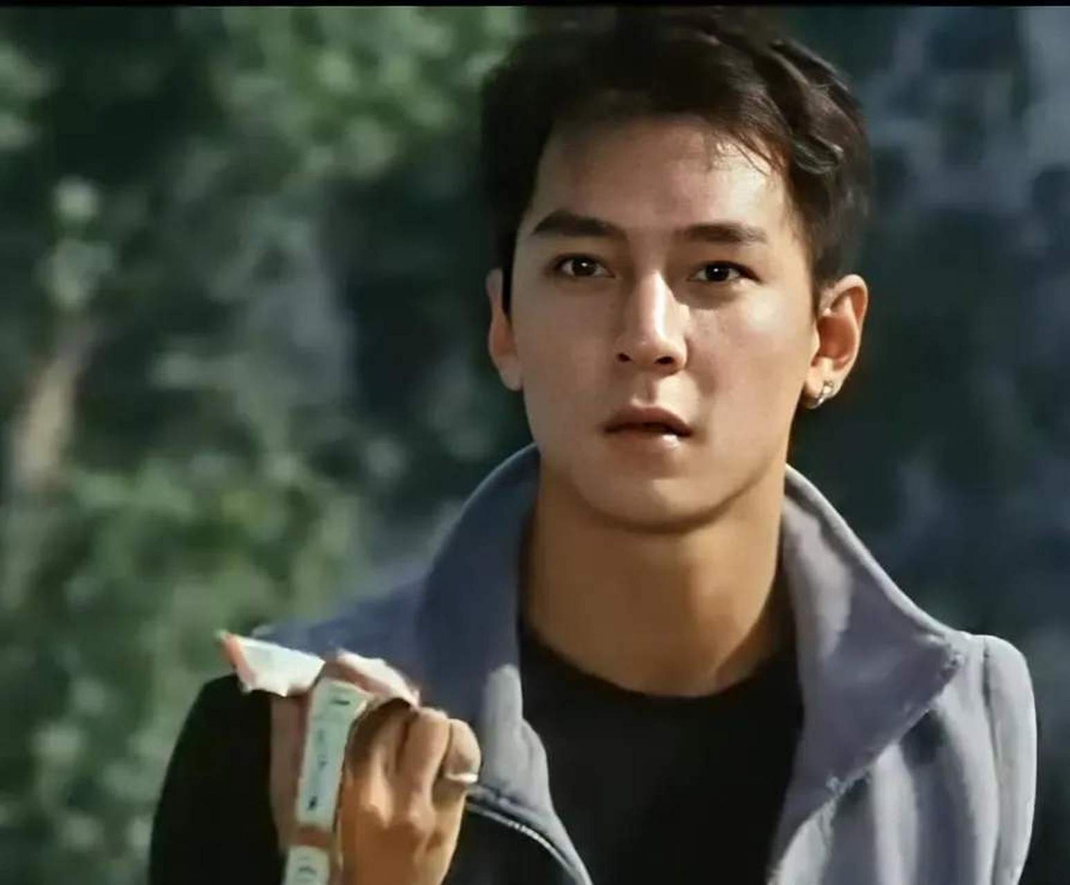 吴彦祖咋成苏大强了!  近日,有网友说半隐退的吴彦祖晒出近照!