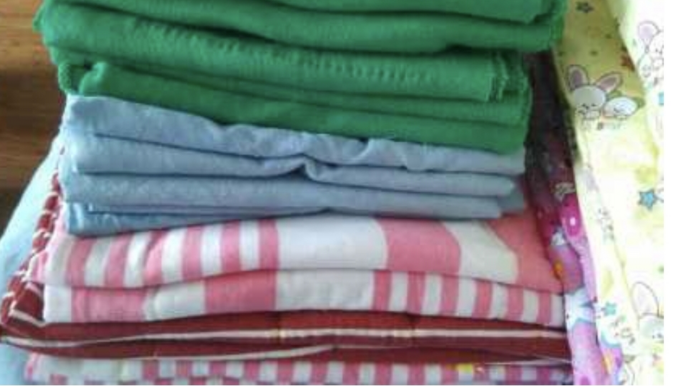 表妹的婆婆从农村老家给宝宝拿来自己做的尿布,是一些旧床单,旧衣服做