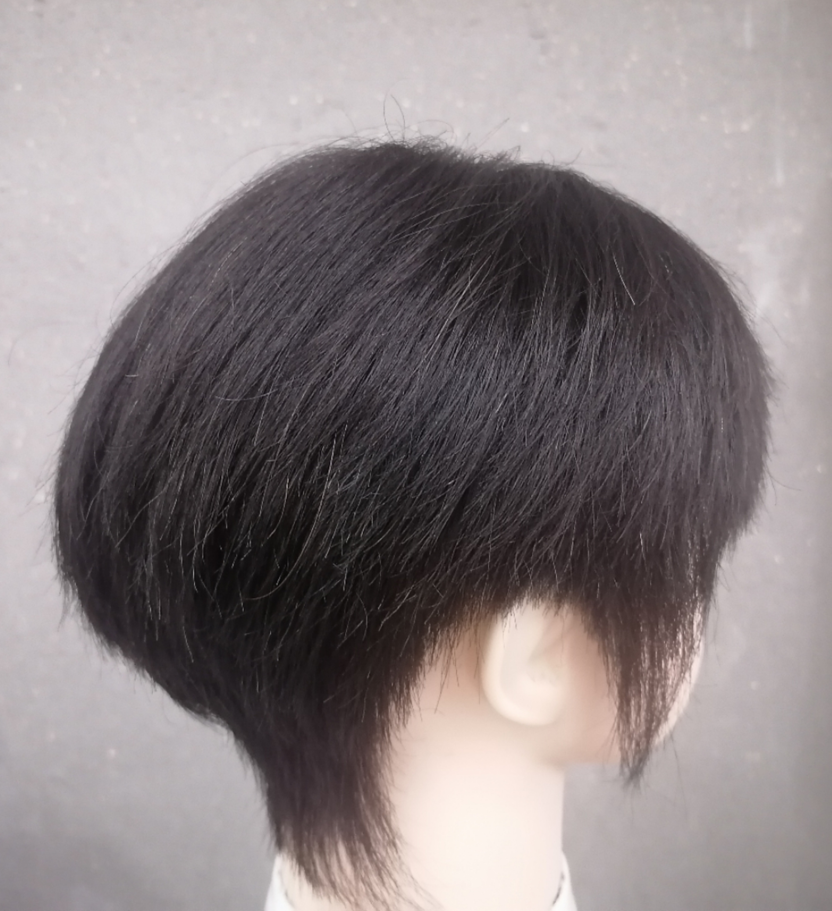 锅盖头的形状,加上厚重的发尾,仿佛带着一份岁月的沉淀.每一个细