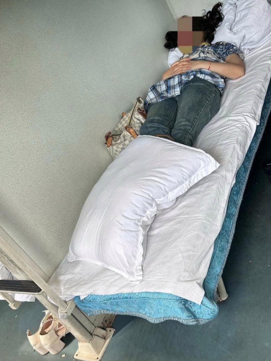 然而,一上车看到这样的场景,当即再也不想坐了.