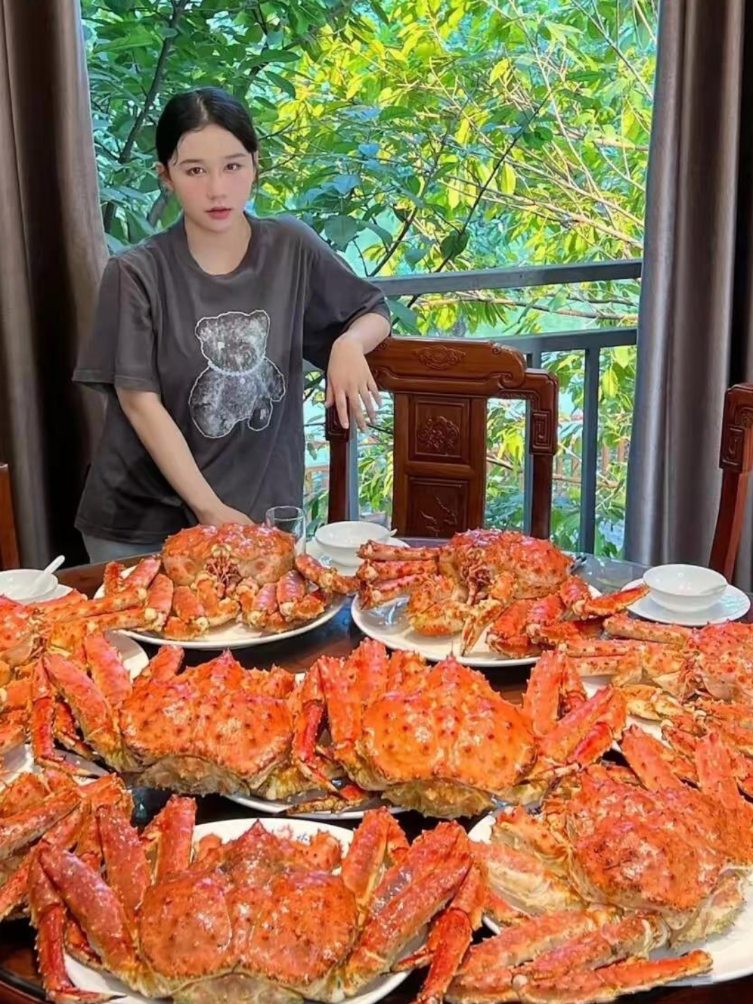 一名女子为了品尝美味,豪掷 2600 元点了一只大闸蟹