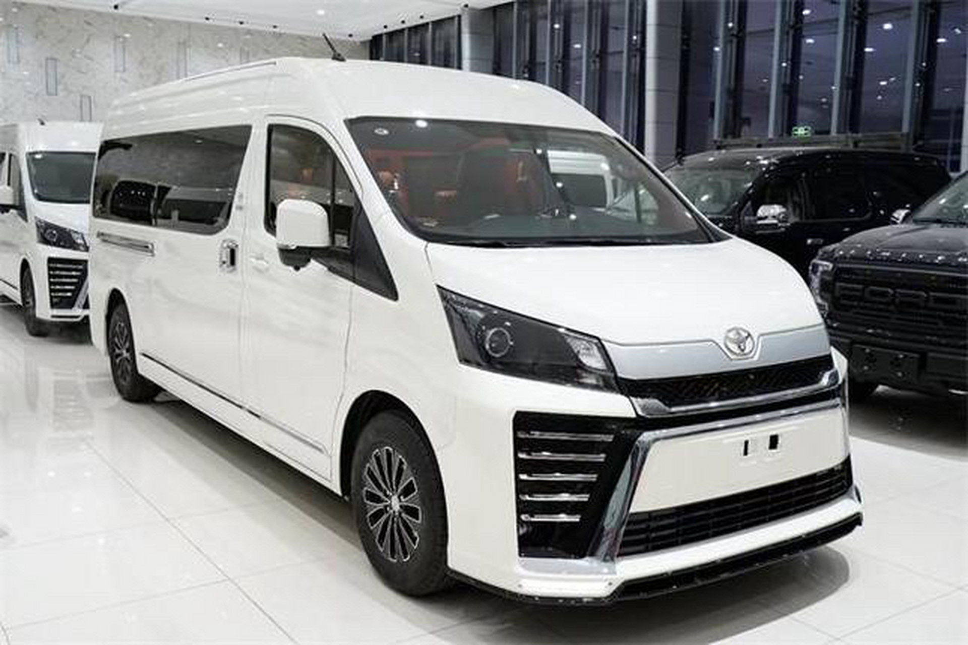 今日有幸体验了原装进口的丰田海狮13座大客车,自驾带司机,真是北京独