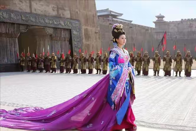 上官婉儿是唐朝一位非常有才华的女性,她的一生充满了浪漫传奇色彩