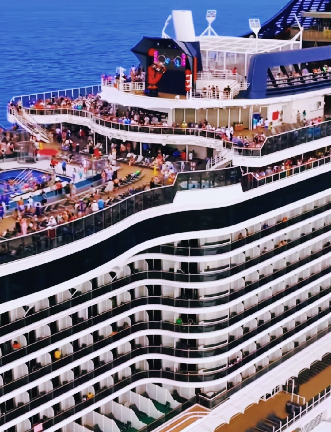 游轮,如同漂浮在海上的宫殿,以其卓越的性能和无可比拟的价值,吸引