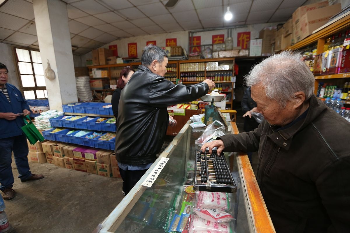 一家大型超市,有个叫老张的七旬老人,挑了袋鸡腿,称重后就放包里想走.