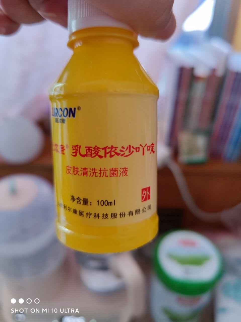 我家二胎有脐茸,医院大夫说只能手术,我们在一个诊所拿的药,没手术