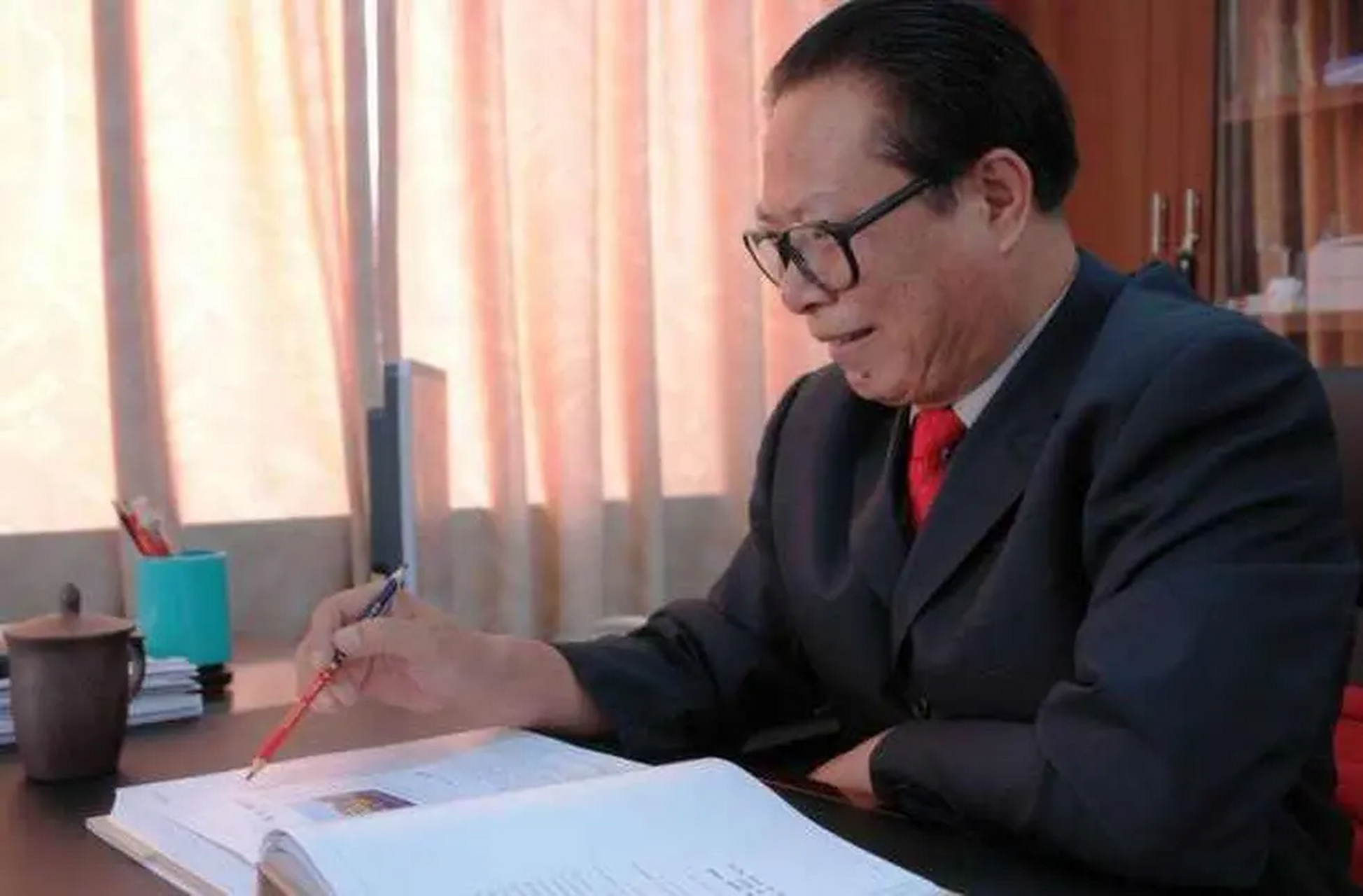 特型演员卯秋民 板桥书画院名誉院长  卯秋民,男,天津市武清区,毕业于