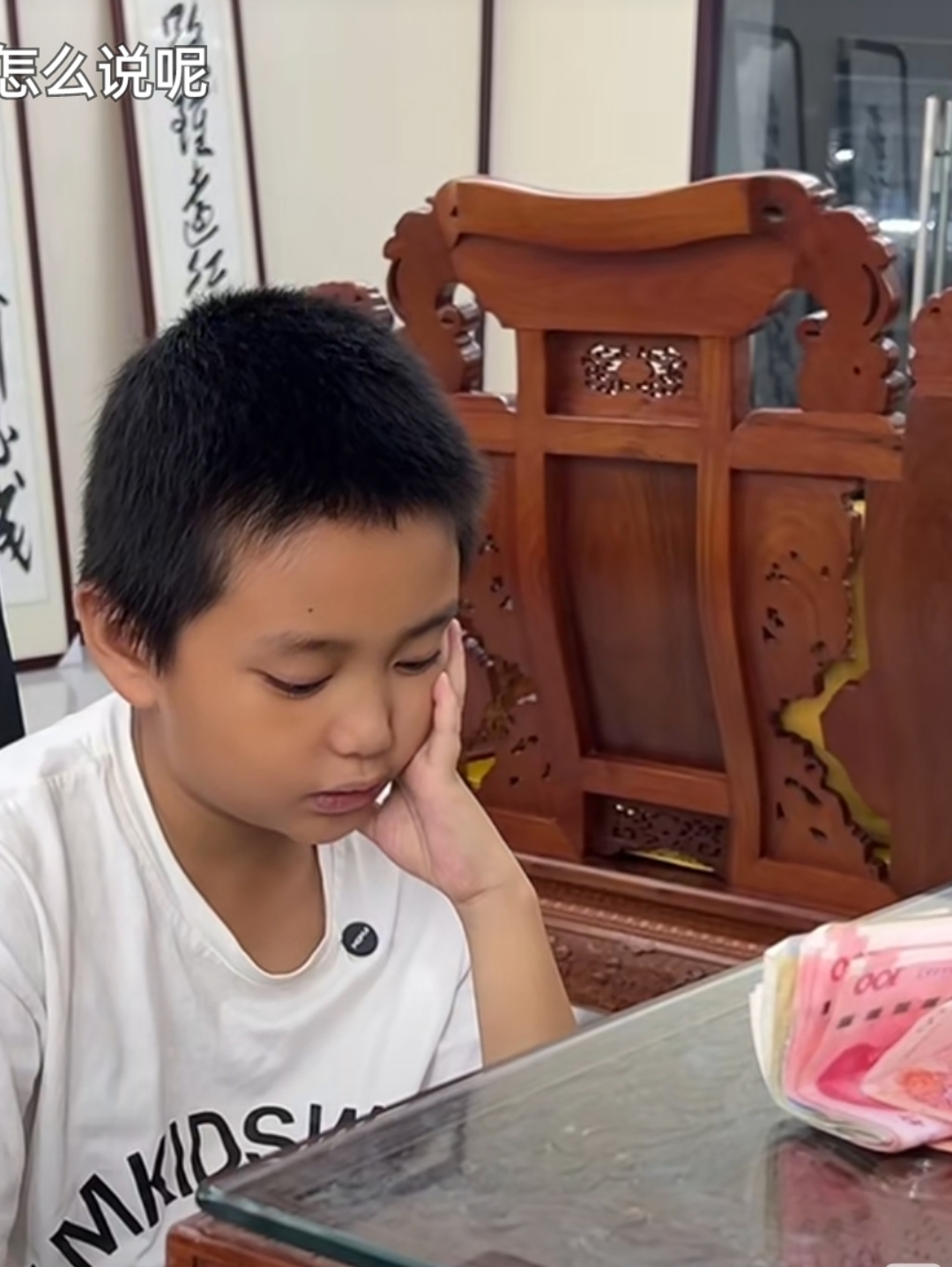 一个背着书包的小学生迈着有些急切的步伐走进了一家手饰店