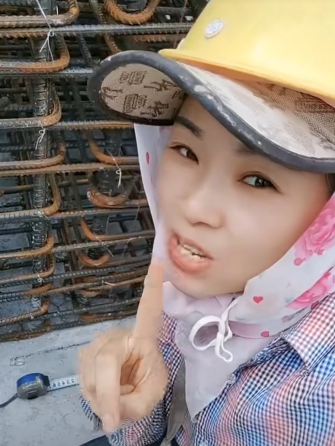 这就是建筑工地施工现场,工友头顶烈日炎炎,女架子工在升架体,木工