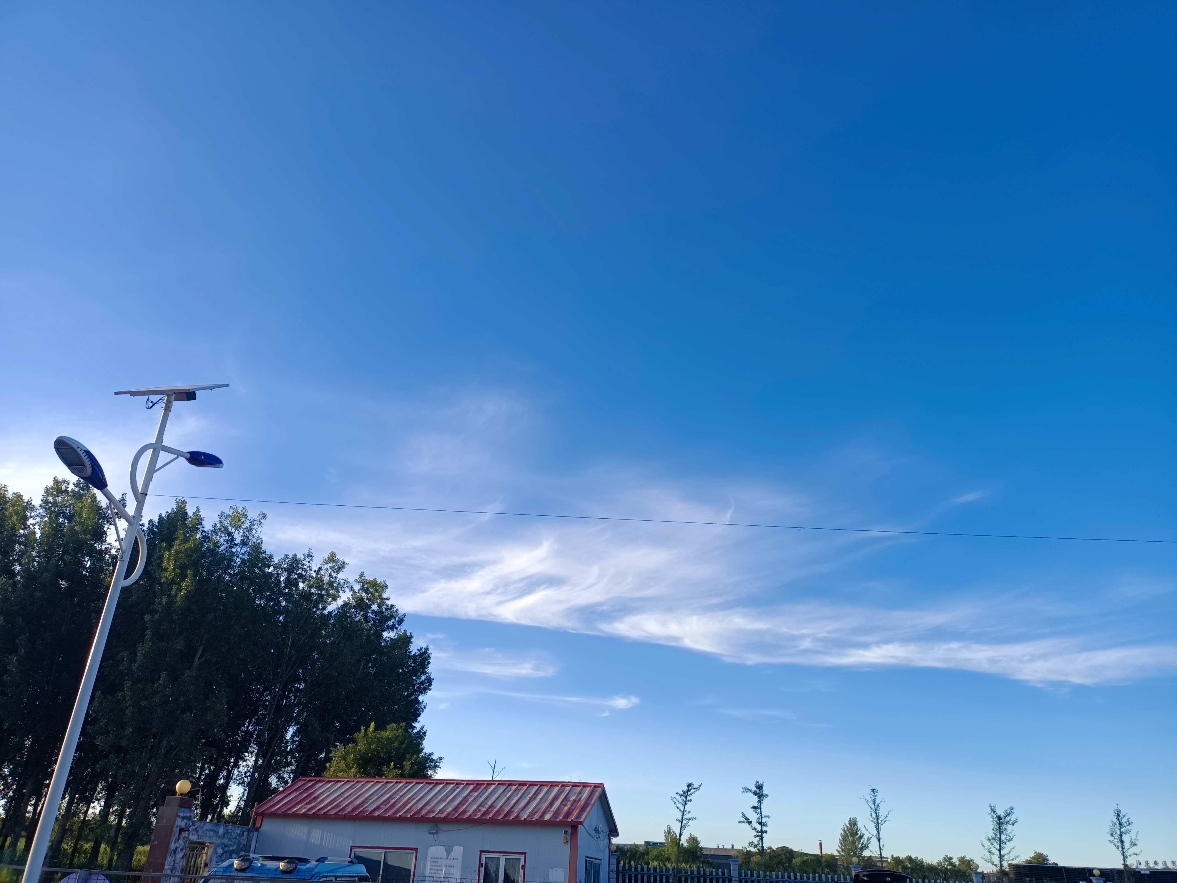 今天的天空像一封深蓝色的情书.