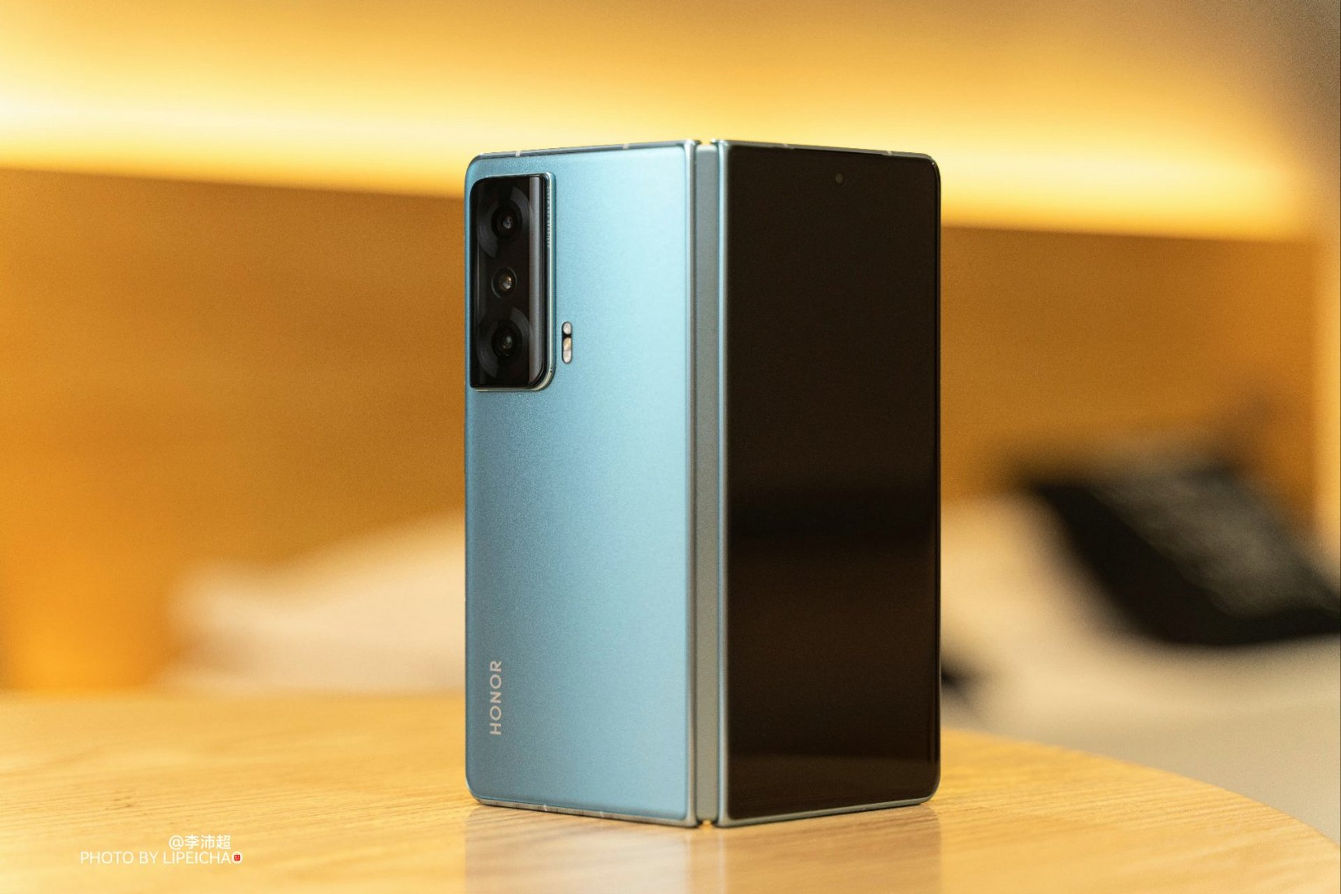 【荣耀新一代折叠屏手机 magic v2 将在 7 月 12 日发布,号称将"带来