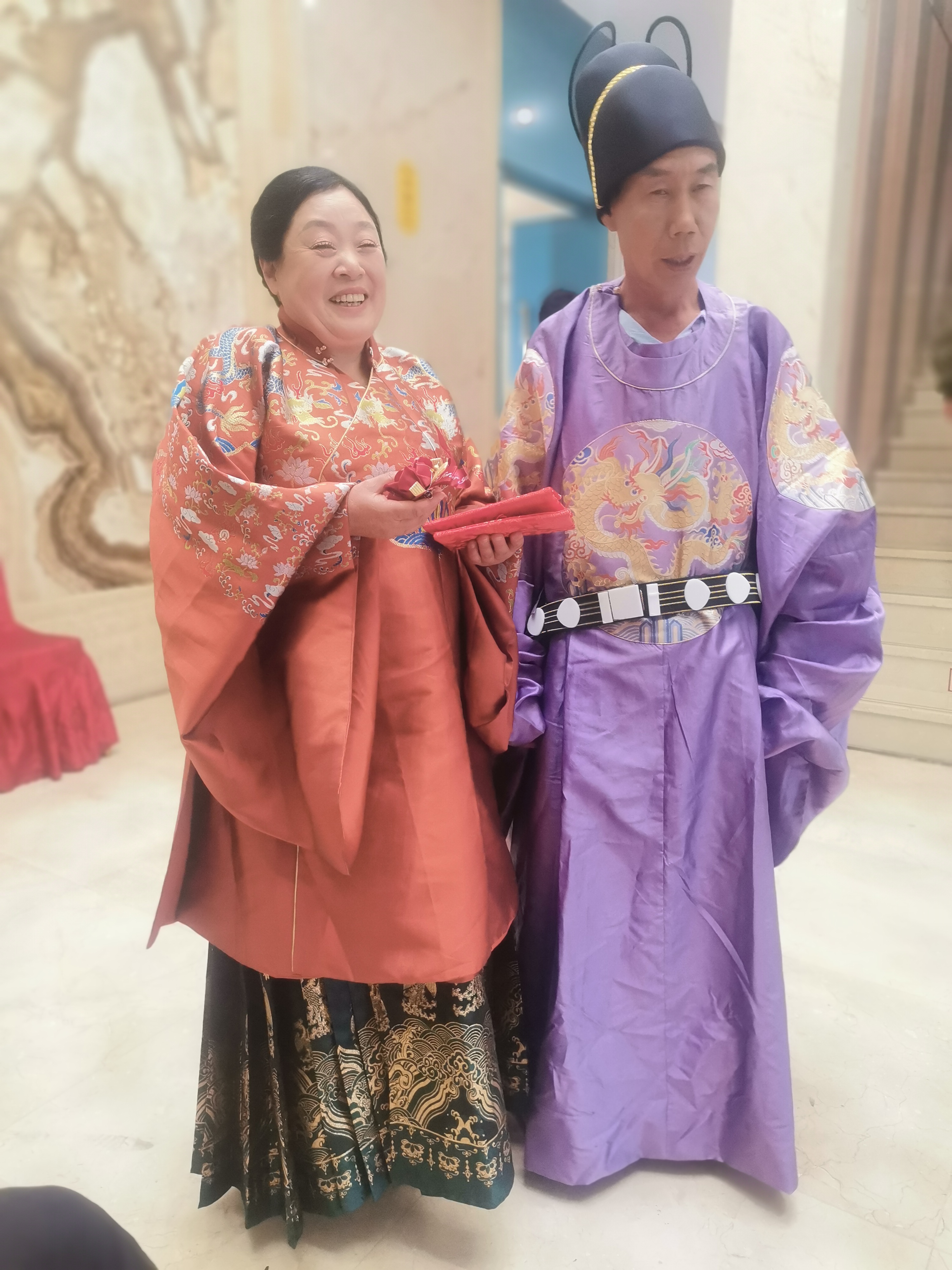 王翰) 葡萄美酒夜光杯,欲饮琵琶马上催.