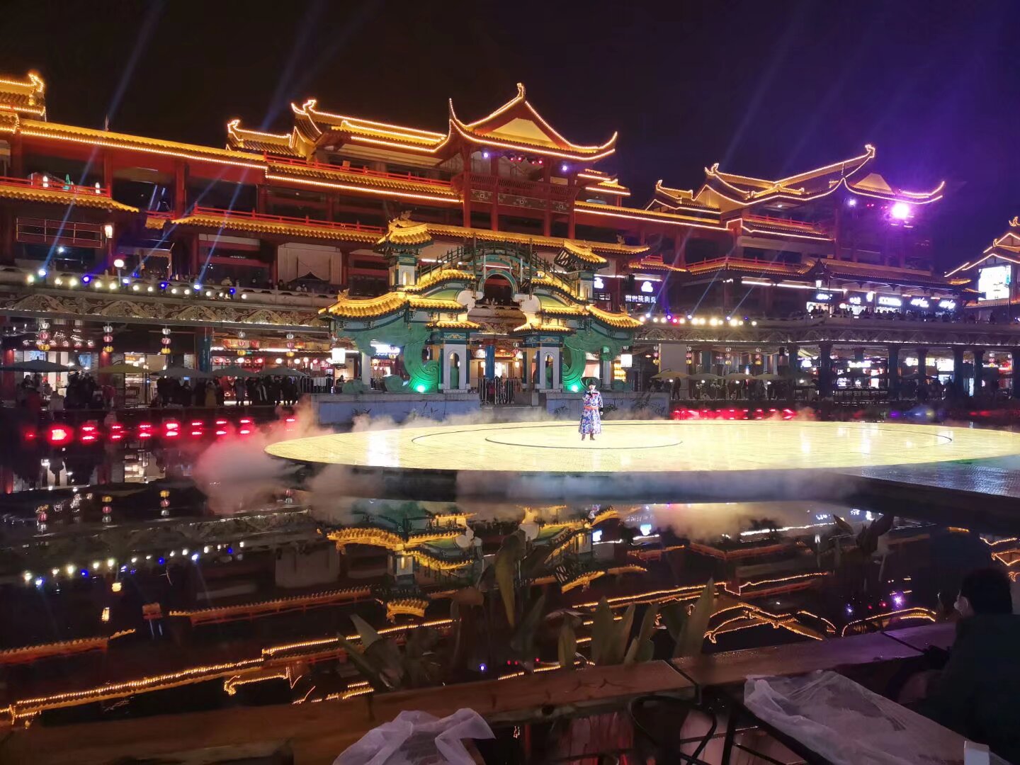 动态连更挑战# 眉山东坡岛上水街也叫印象水街,大宋不夜城,一到夜晚