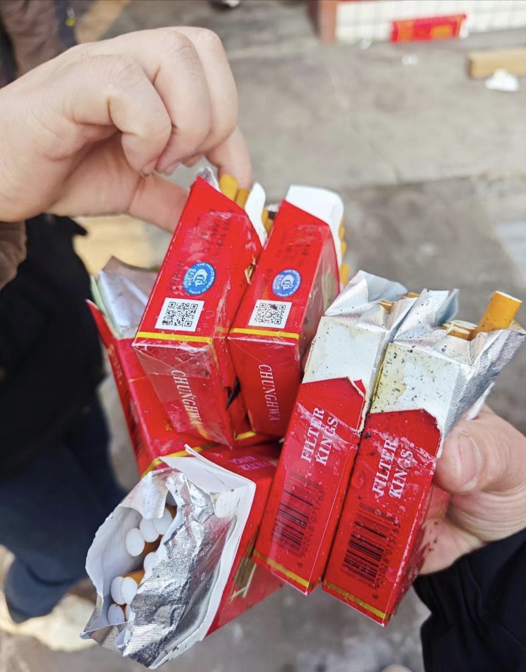 邻居小孩竟把烟盒盖全部撕走了,为了做烟卡 .