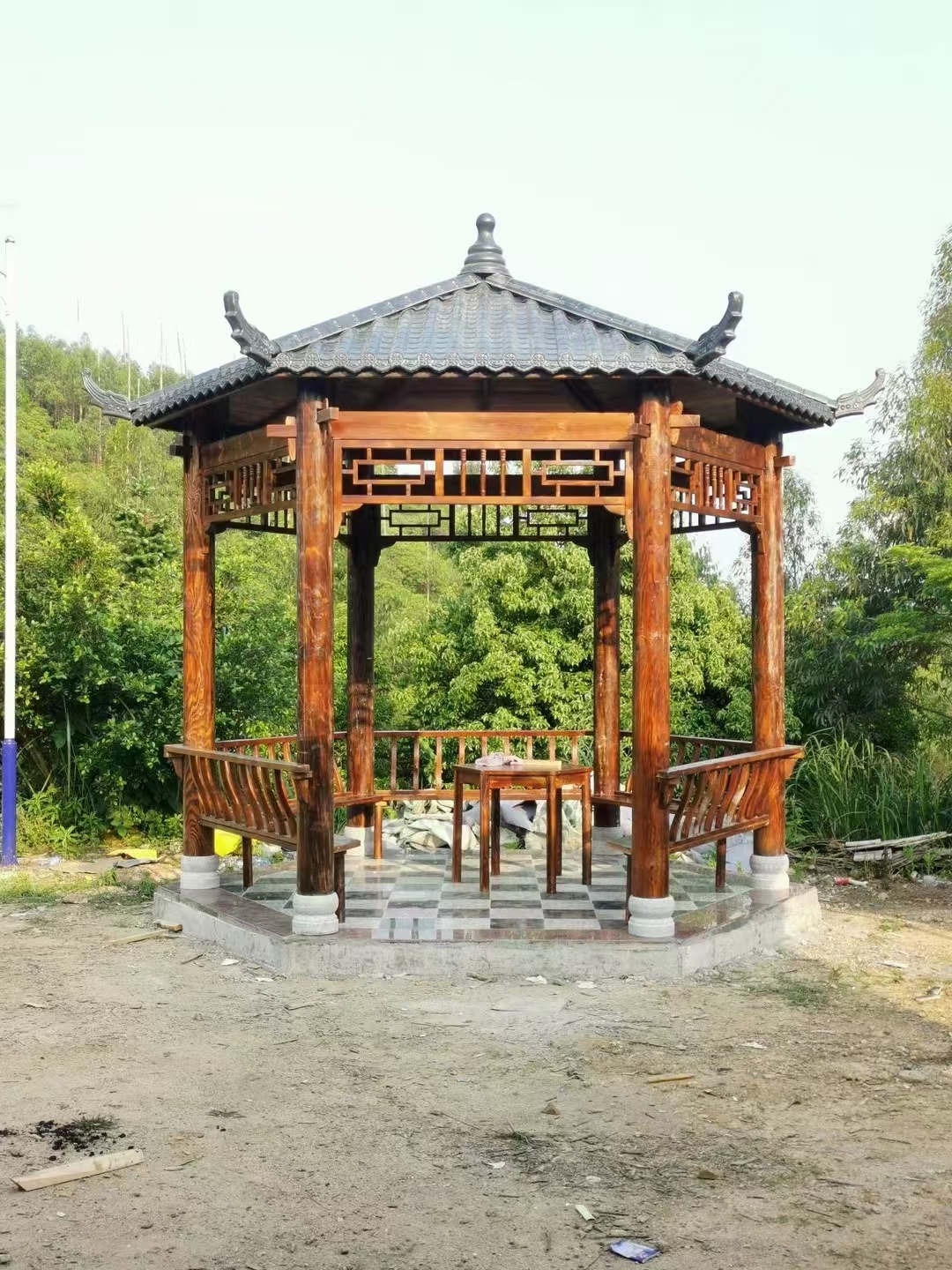 防腐木凉亭是一种以经过特殊防腐处理的木材为主要材料搭建的户外景观