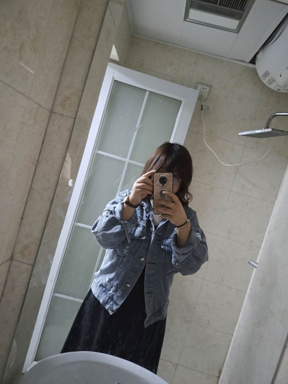 富港电子厂b栋一楼有个女的叫祝晴,这个女的26岁她是沛县人有 两个