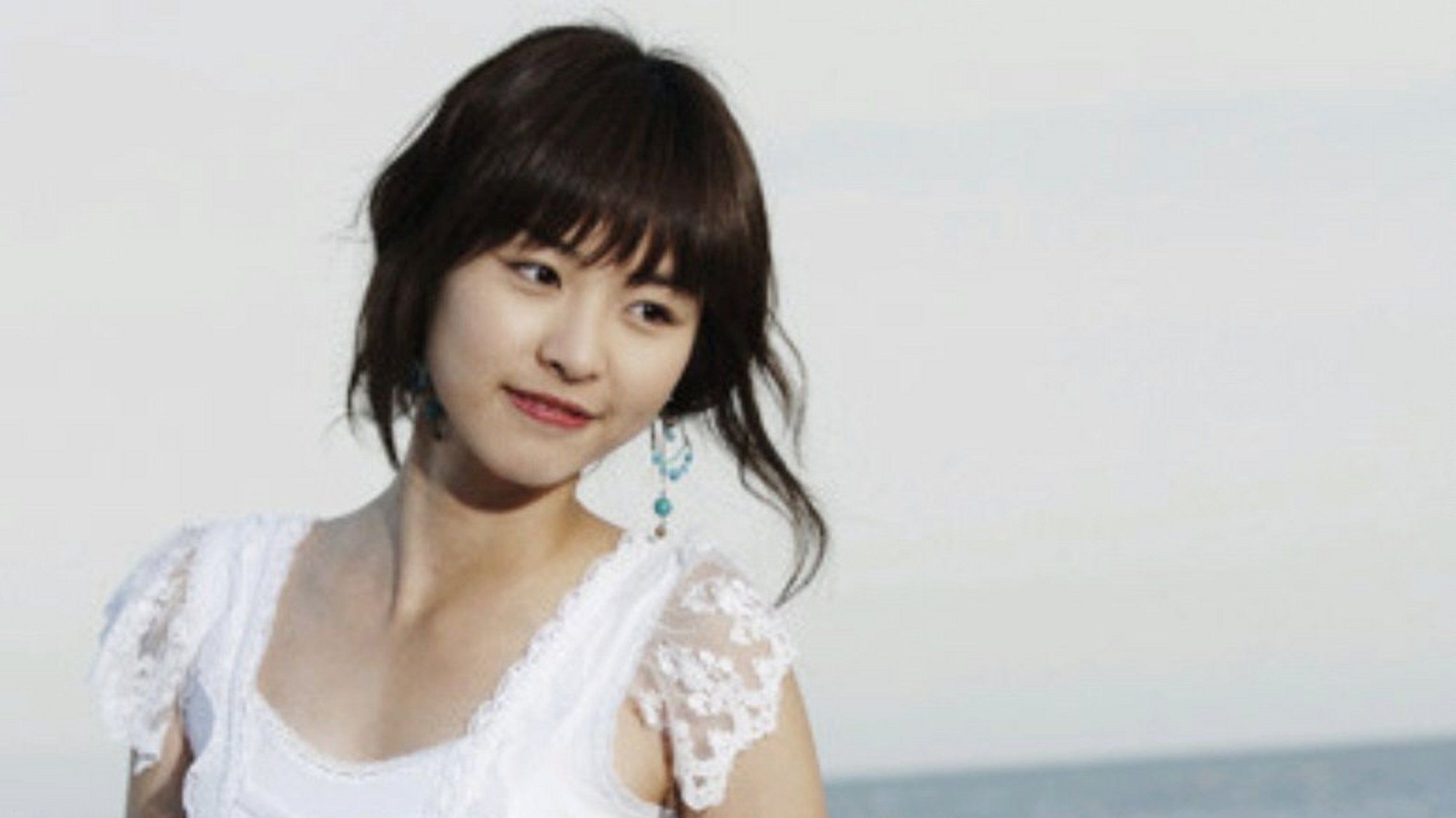 李沇熹最新生图,身穿白色连衣裙显身材!