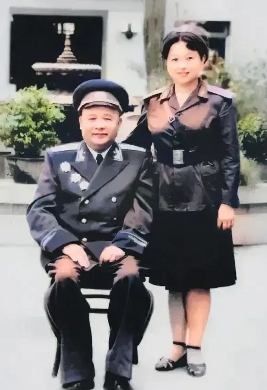 历史老照片: 这是1961年徐海东大将和他的女儿徐文慧的在一起的一张