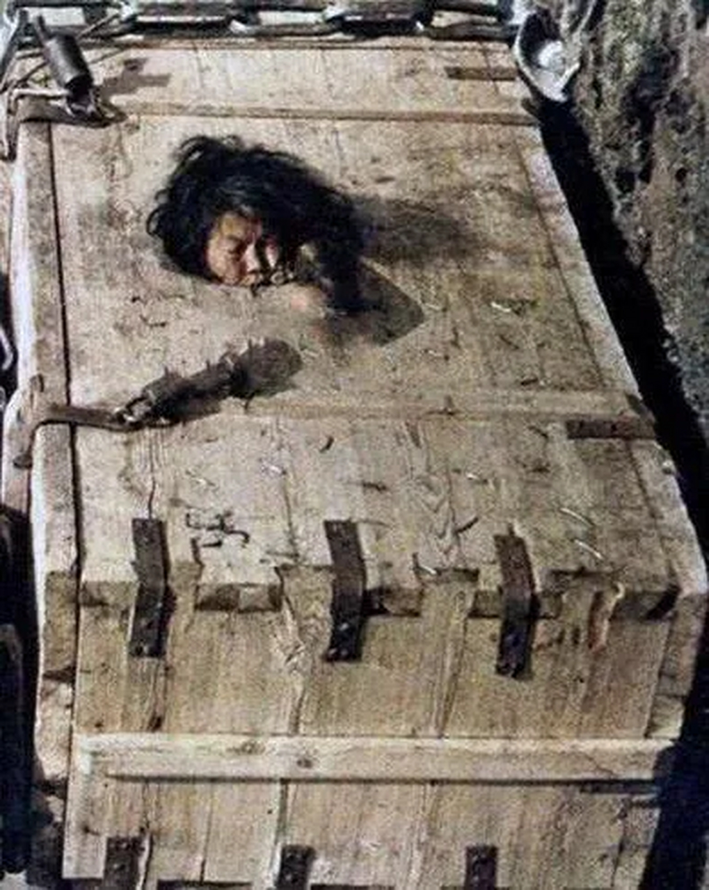 清朝时期,一个被判"饿刑"的女子被关进了木箱里